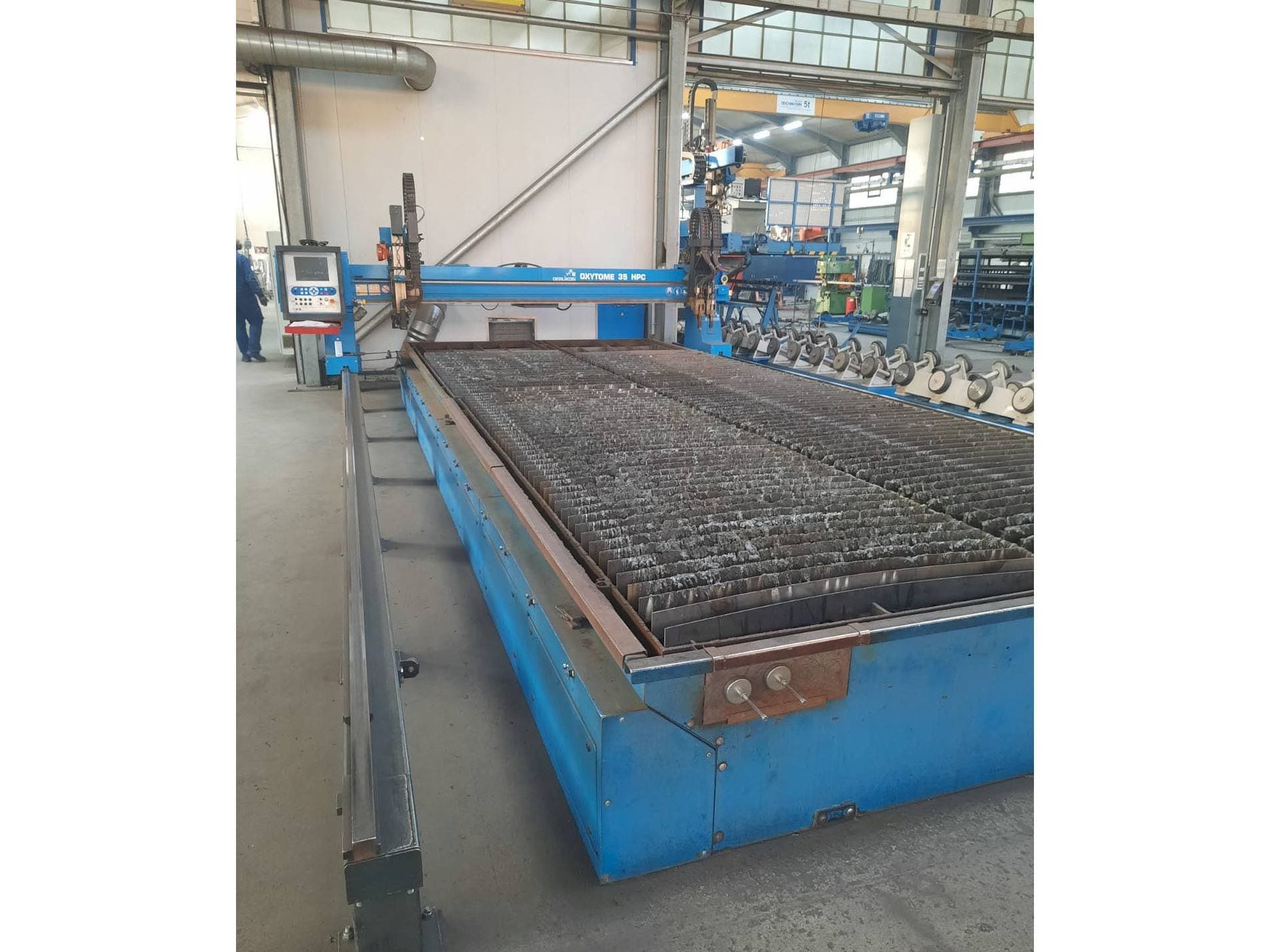 Čelní pohled na Oerlikon Oxytome 35 HPC stroj