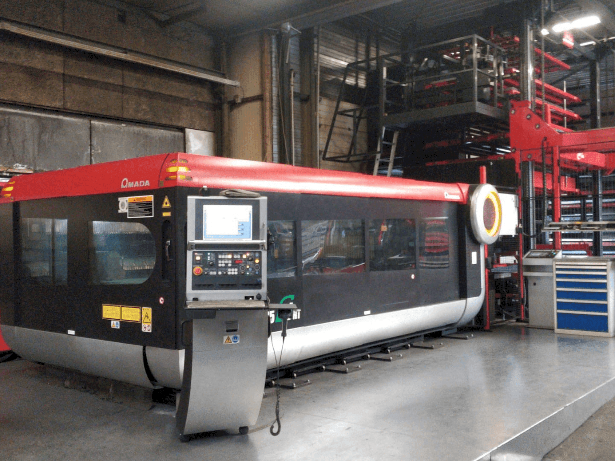 Čelní pohled  na AMADA LC-3015F1NT 4kW CO2  stroj
