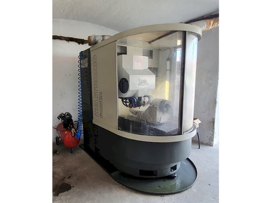 Čelní pohled na Walter Helitronic Power stroj