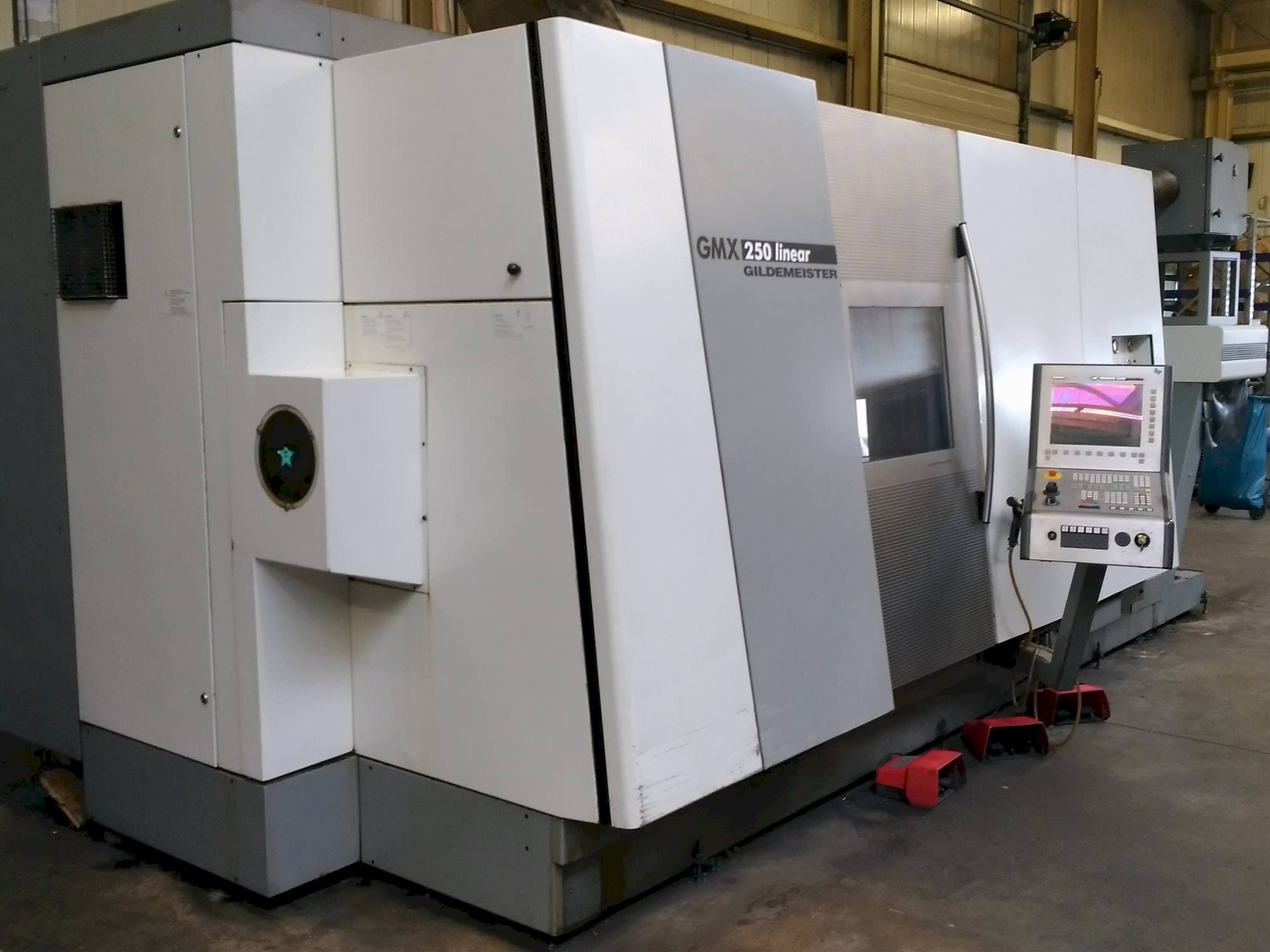 Čelní pohled na Gildemeister GMX 250 linear stroj