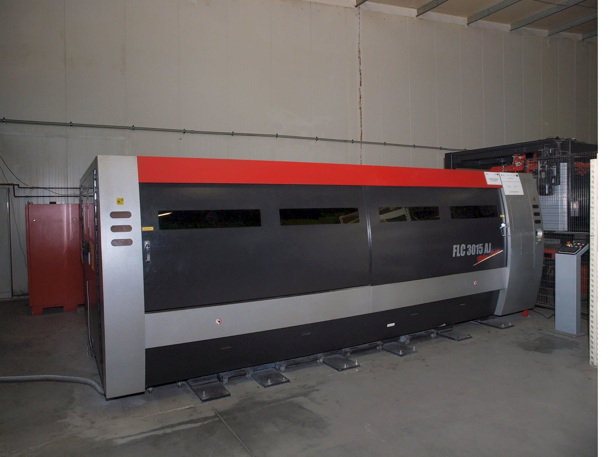 Čelní pohled na AMADA LC-3015 AJ 2kW Fiber laser stroj