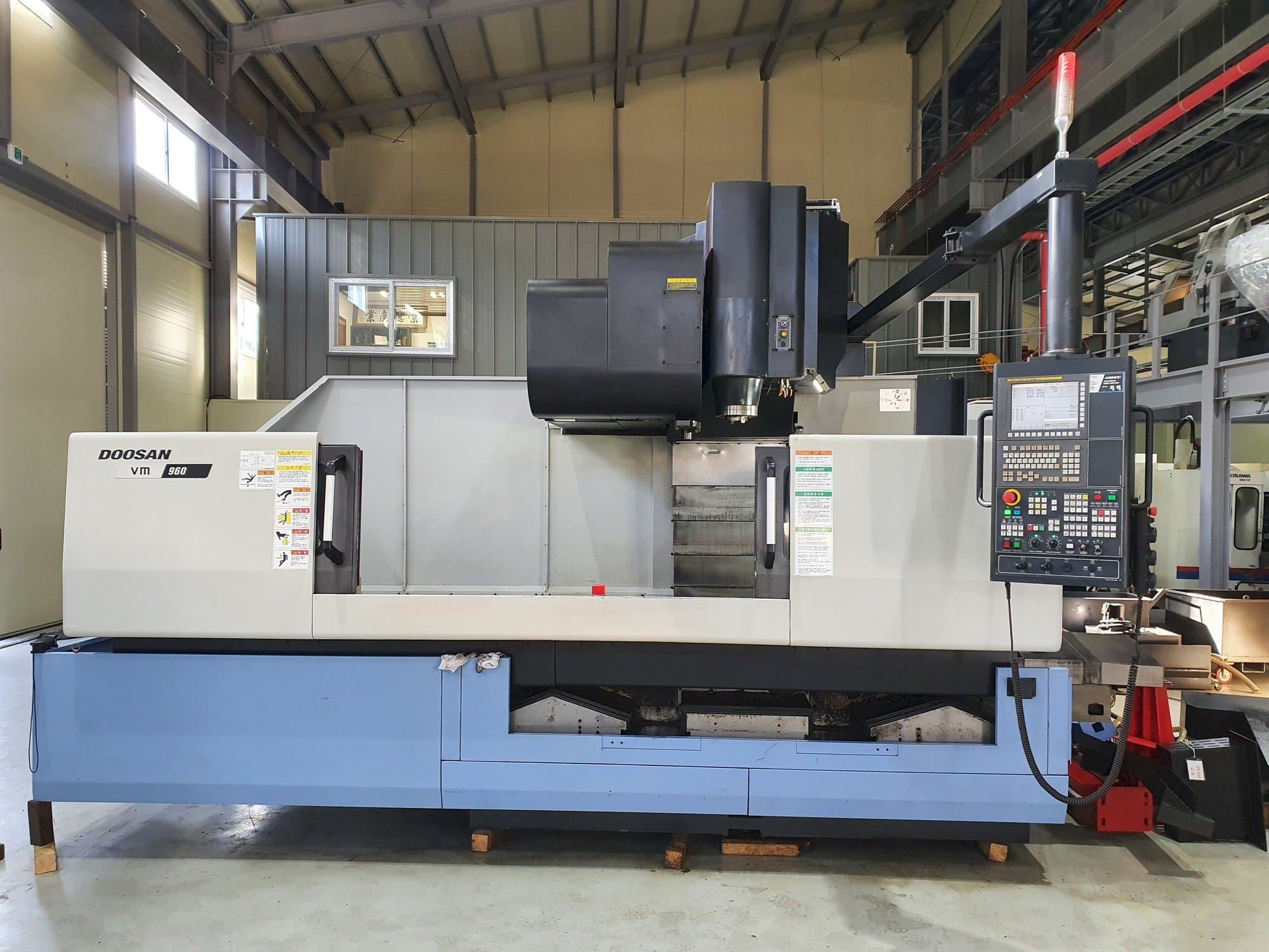 Čelní pohled na Doosan VM 960 stroj