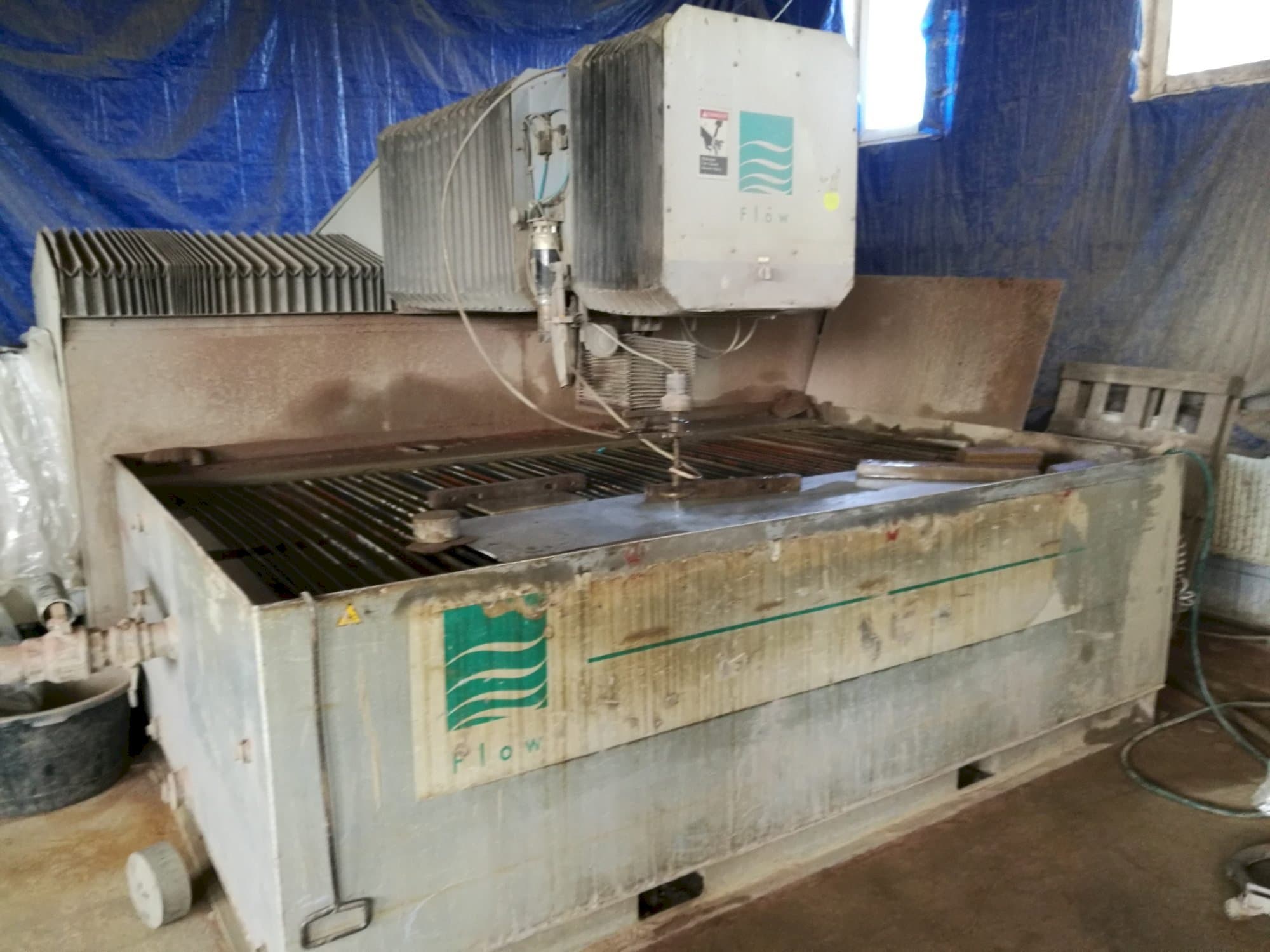 Čelní pohled na Flow IFB 2412 stroj