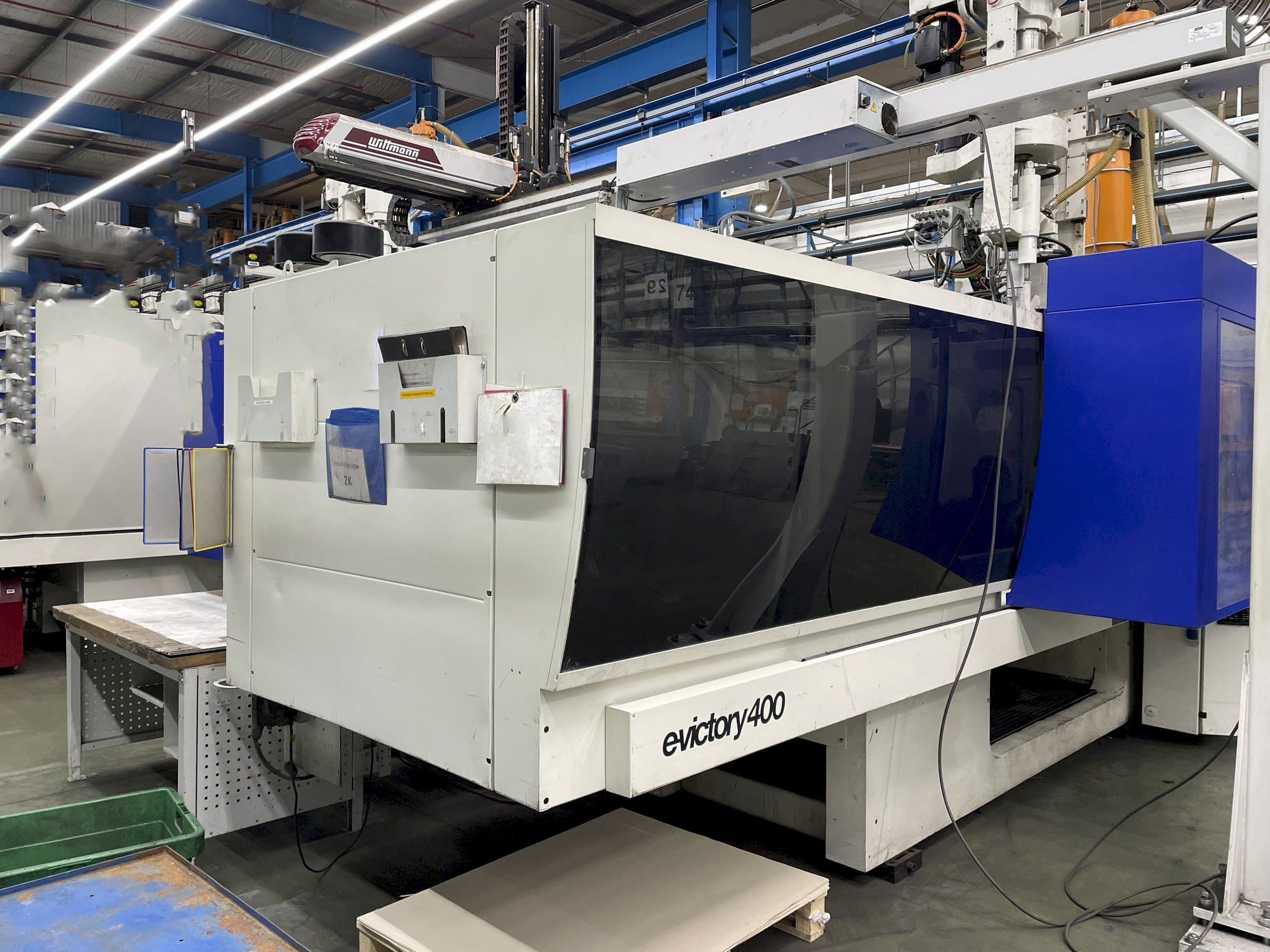 Čelní pohled na ENGEL e-vc 1340H/310V/400 stroj