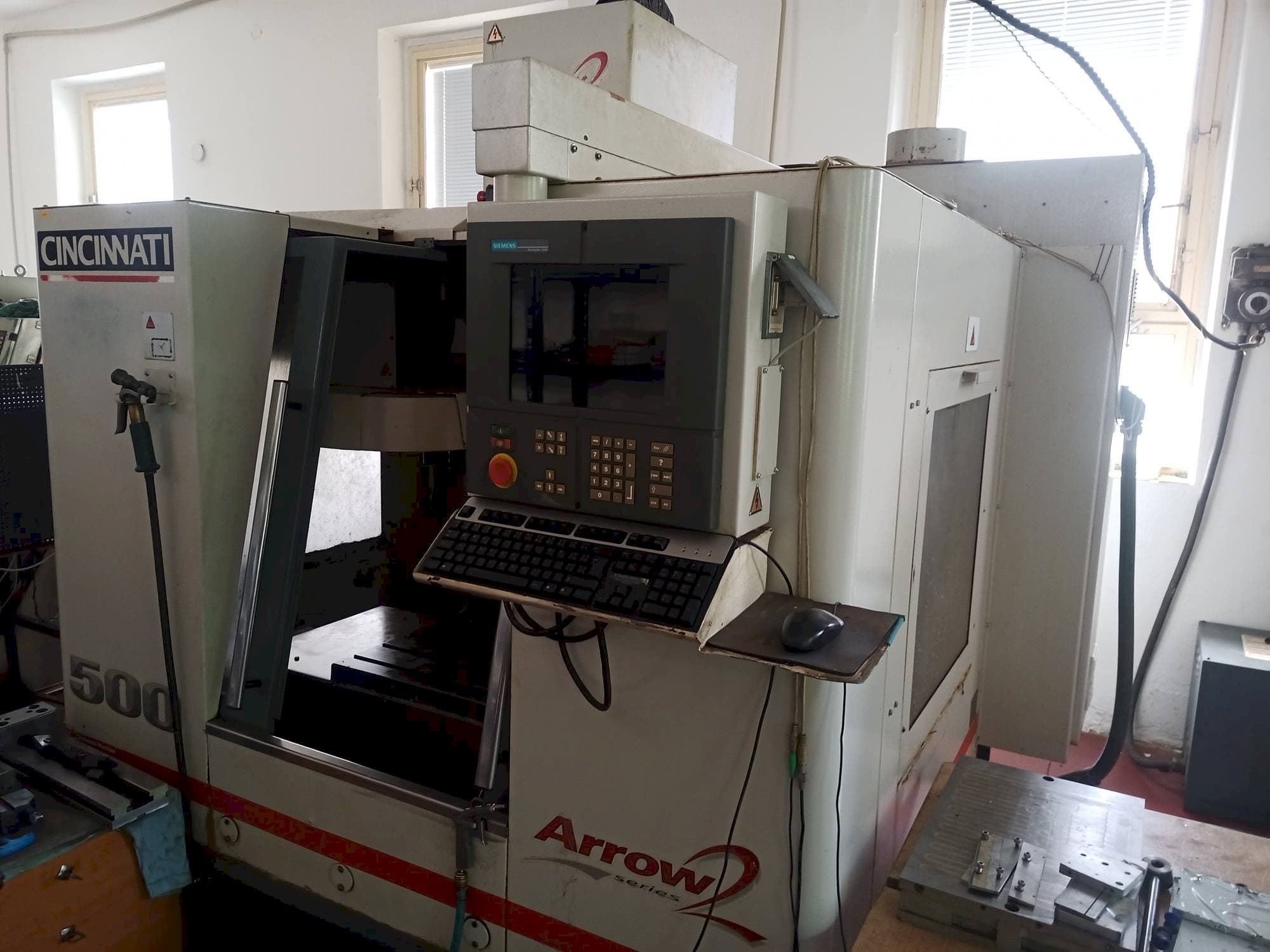 Čelní pohled na Cincinnati Arrow 2 stroj