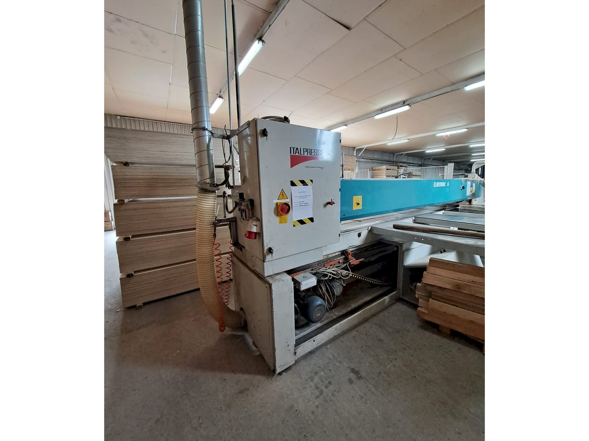 Čelní pohled na Euromac Logica Pinze 4500 stroj