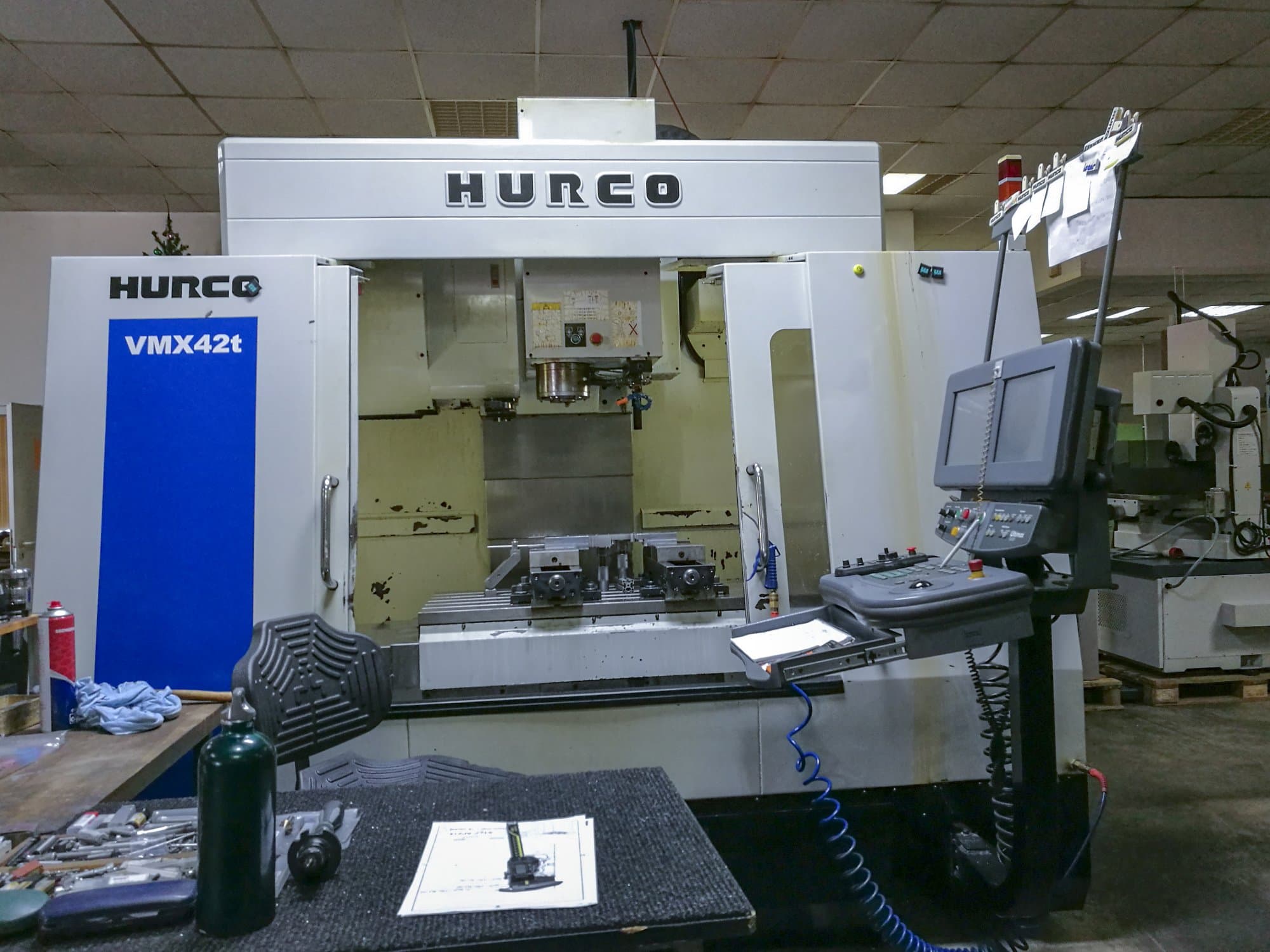 Čelní pohled  na Hurco VMX42T stroj