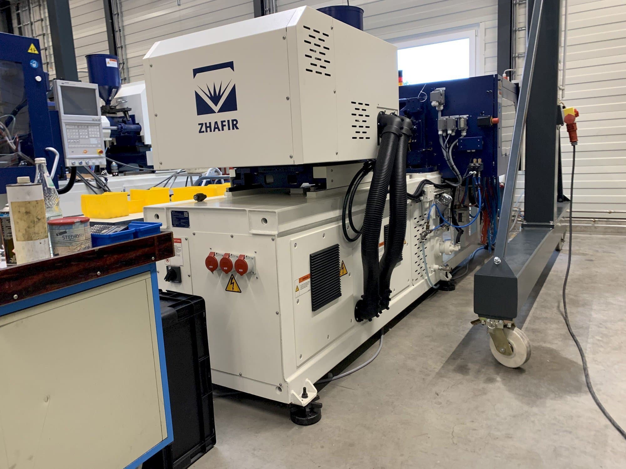 Levý boční pohled na ZHAFIR ZERES 600 Haitian stroj