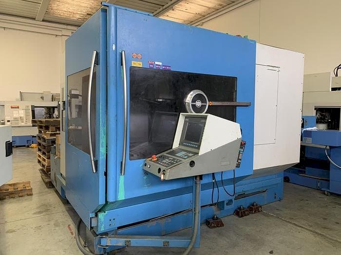 Čelní pohled na DECKEL MAHO DMU 80 stroj