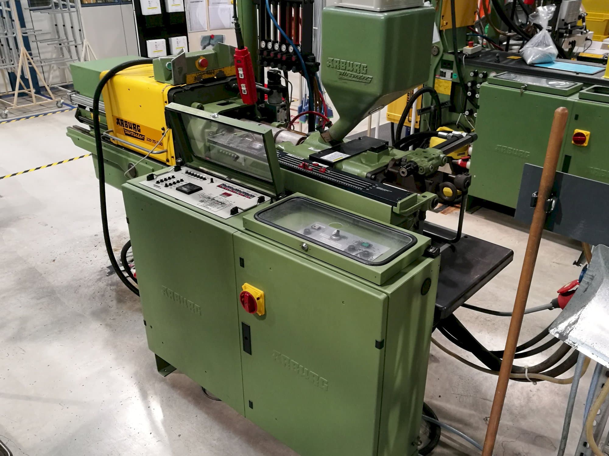 Pravý pohled na Arburg Allrounder 221-75-350 stroj