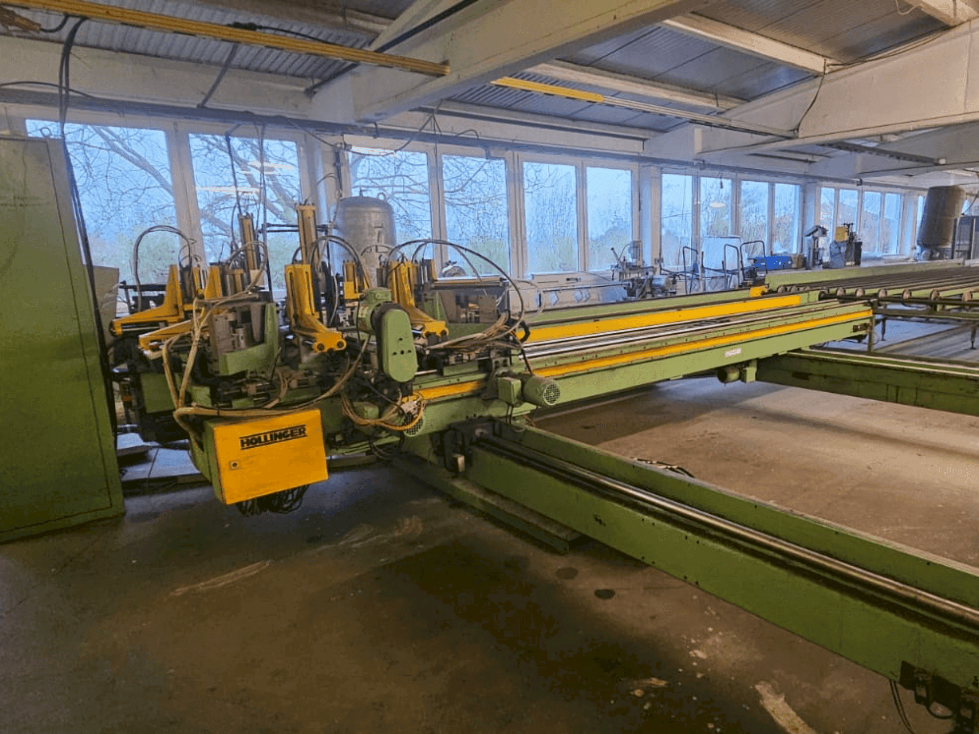 Čelní pohled na HOLLINGER MSE-II-EP-SB-300-450 stroj
