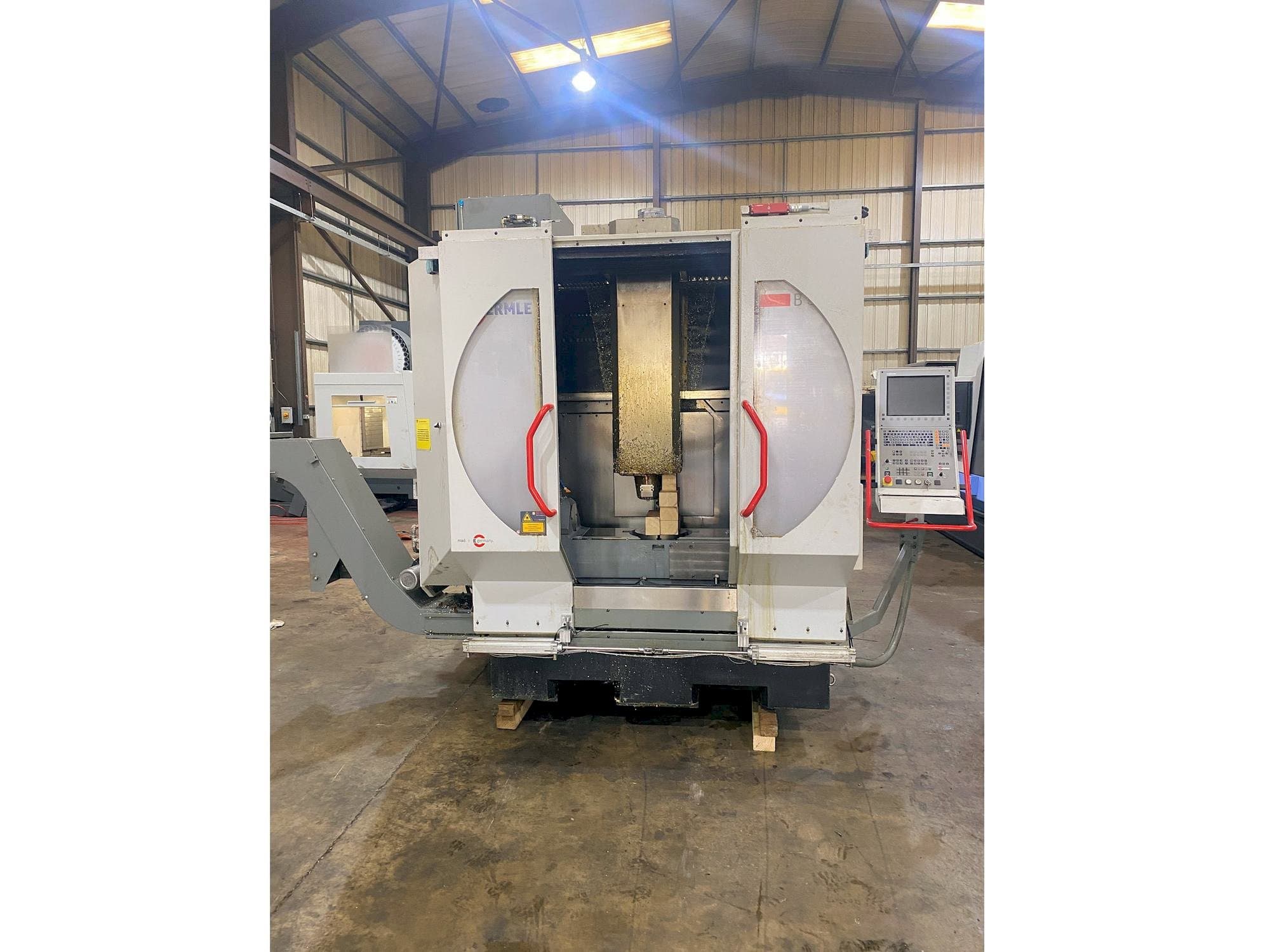 Čelní pohled na HERMLE B 300 U stroj