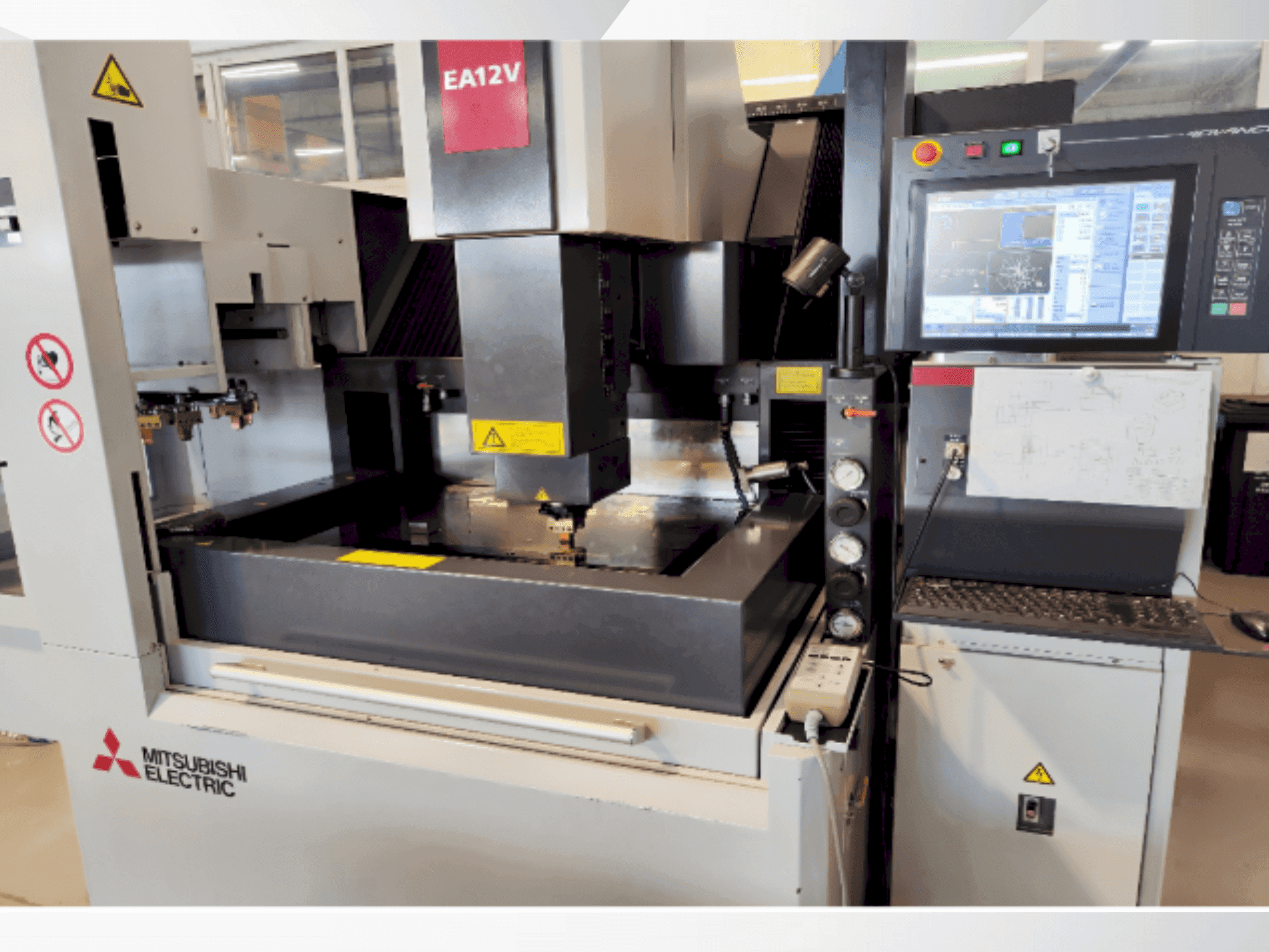 Čelní pohled na Mitsubishi EA12VM ADVANCE stroj