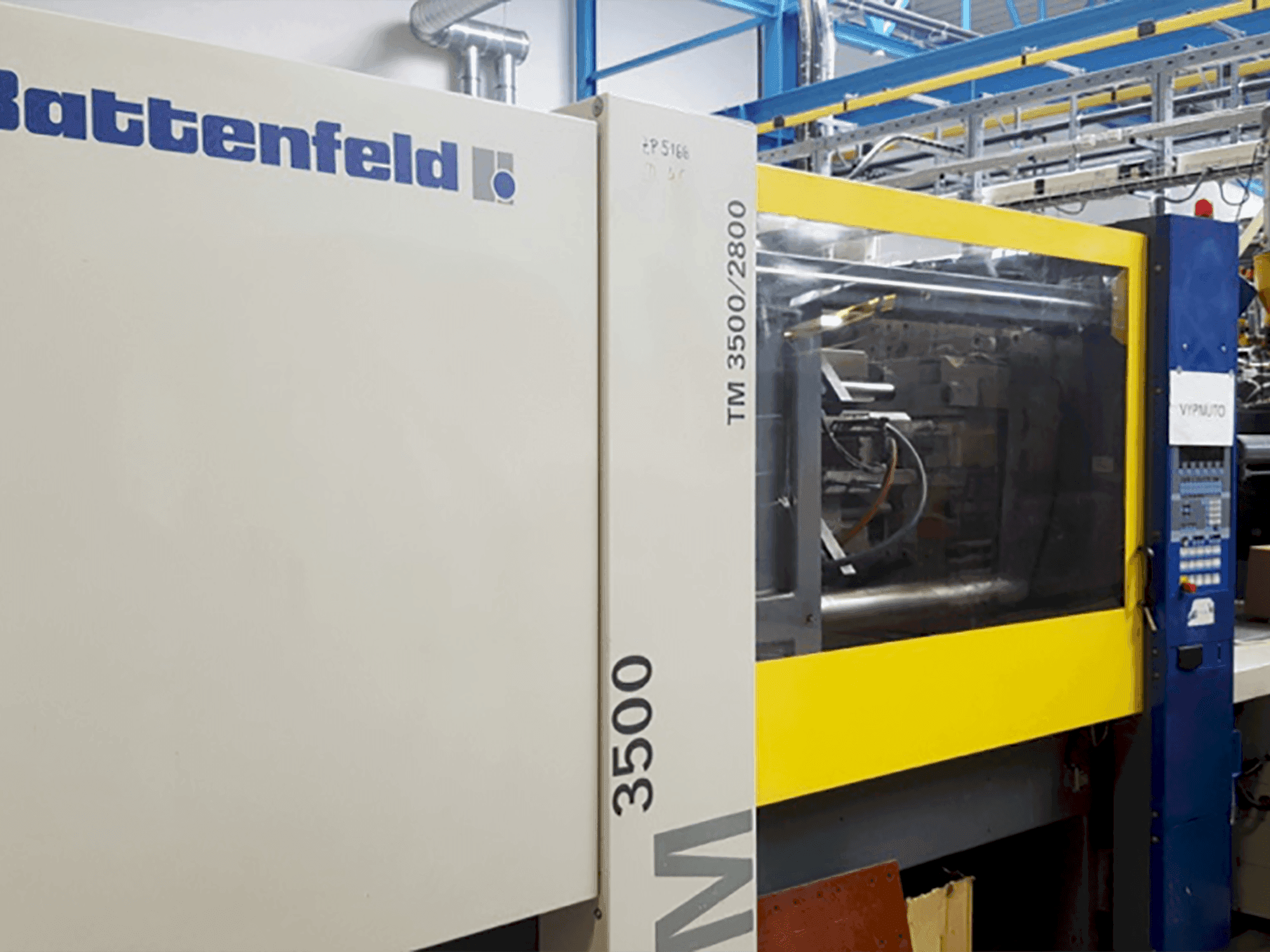 Čelní pohled na Battenfeld TM 3500/2800 stroj