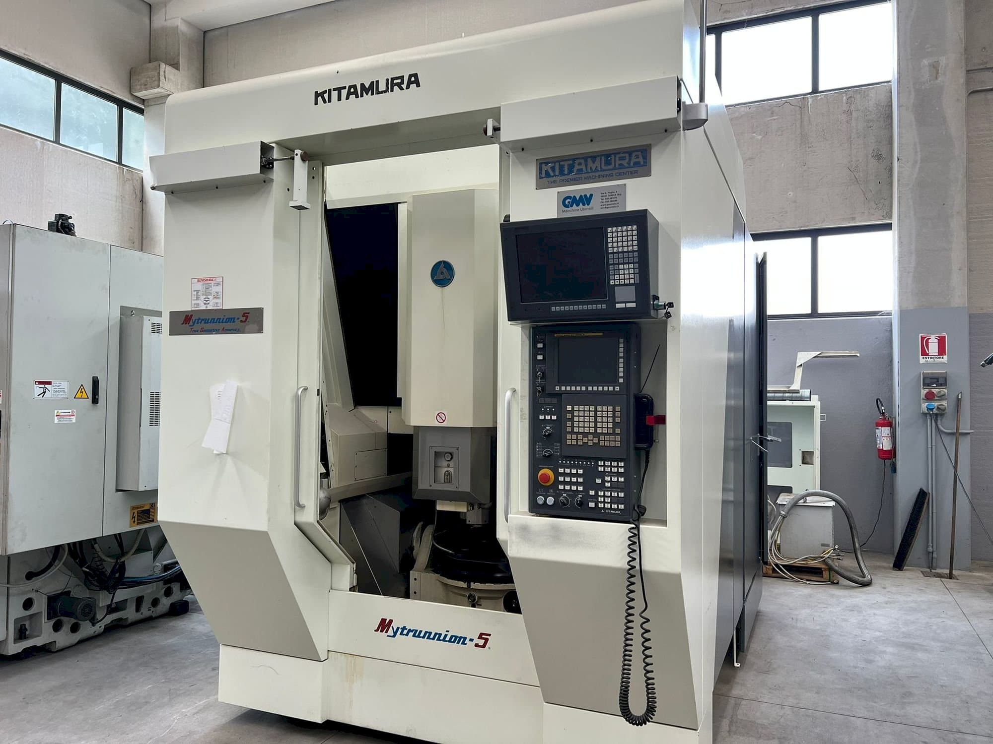 Čelní pohled na Kitamura Mytrunnion 5 stroj