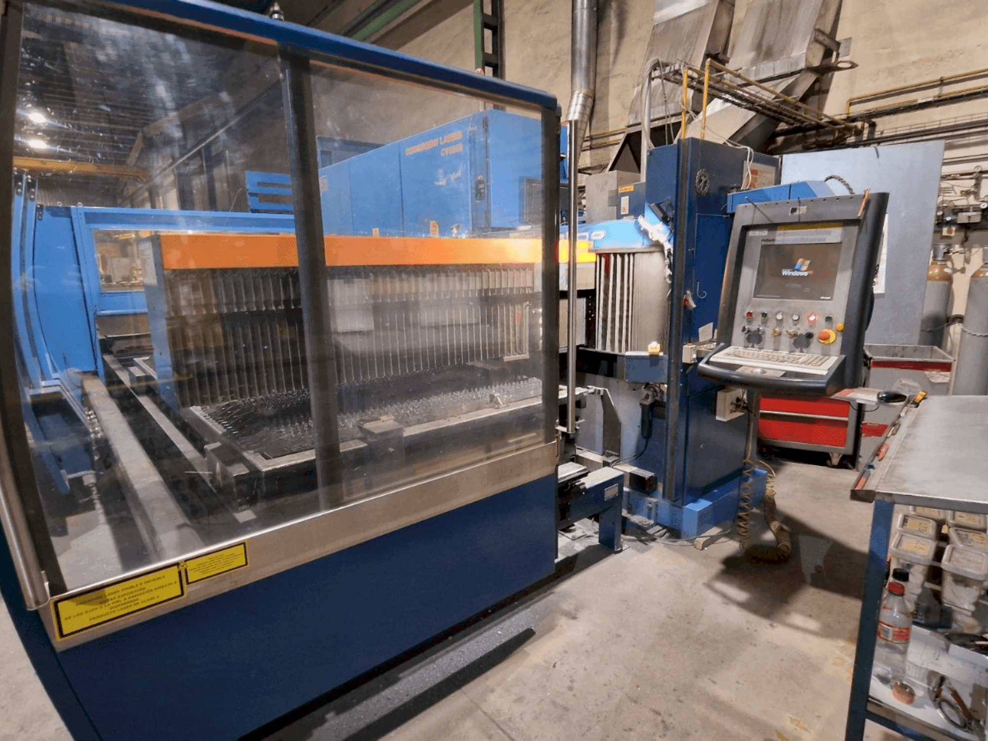 Čelní pohled na Prima Industrie PLATINO 1530 stroj