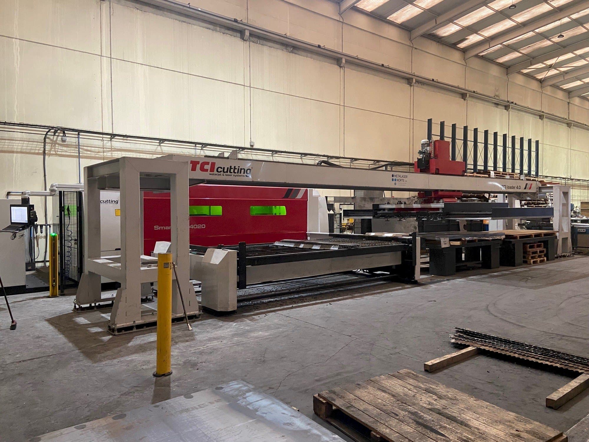 Čelní pohled na TCI Smartline Fiber 4020 stroj