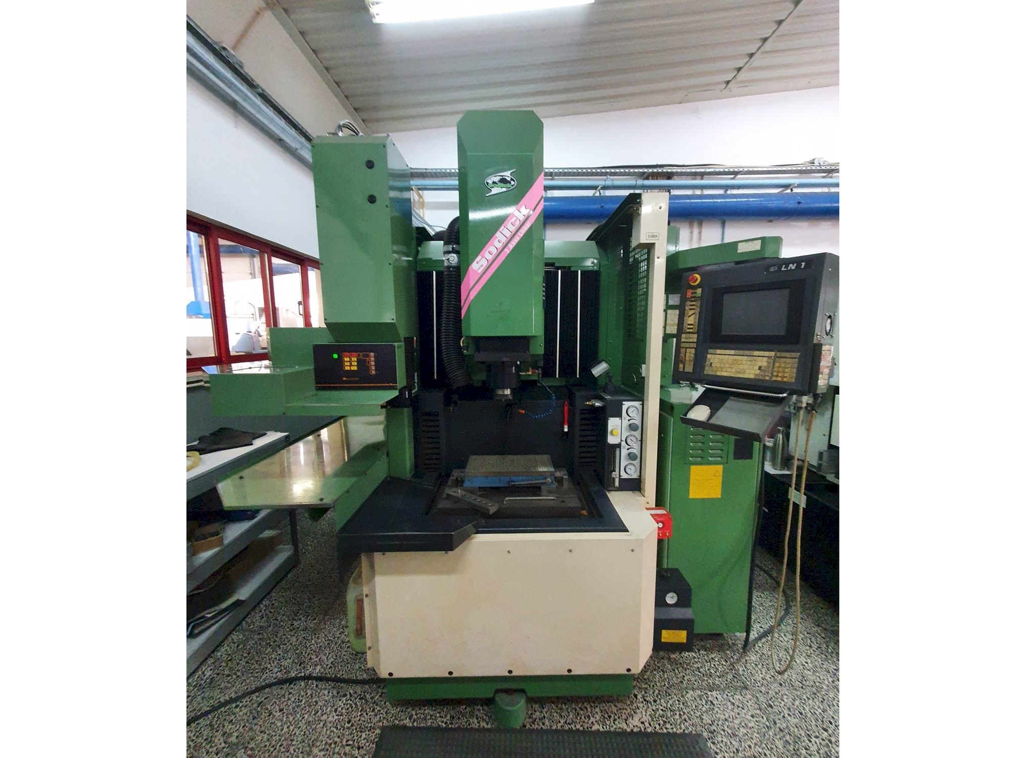 Čelní pohled  na Sodick AQ35L  stroj