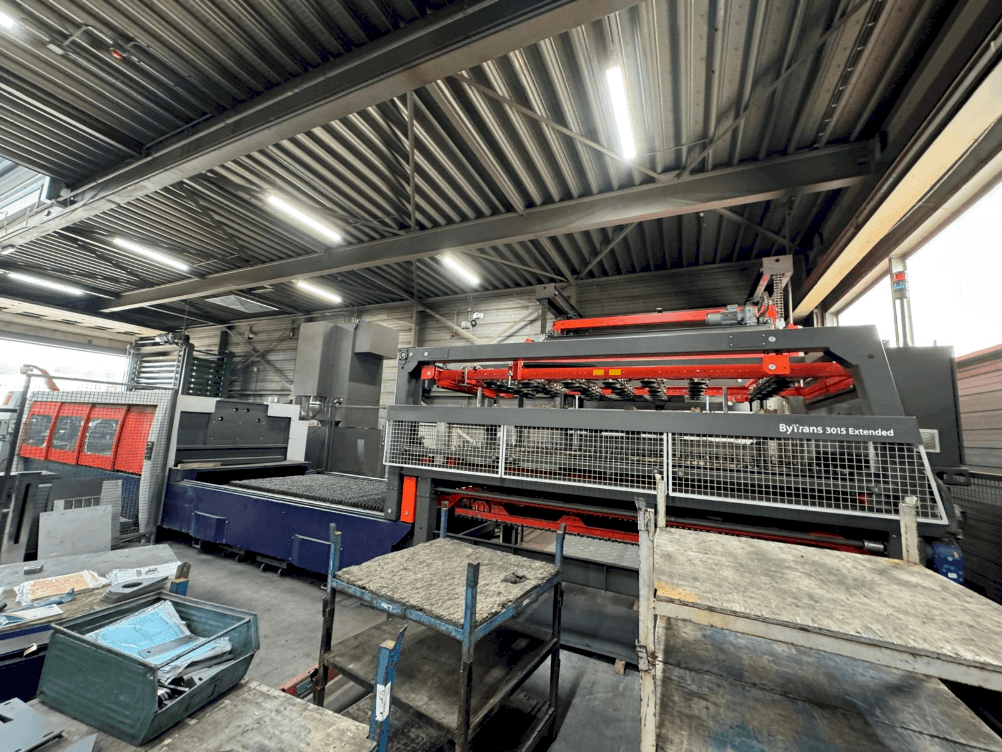 Čelní pohled  na Bystronic Bytower 3015 + Bytrans Extended 3015  stroj
