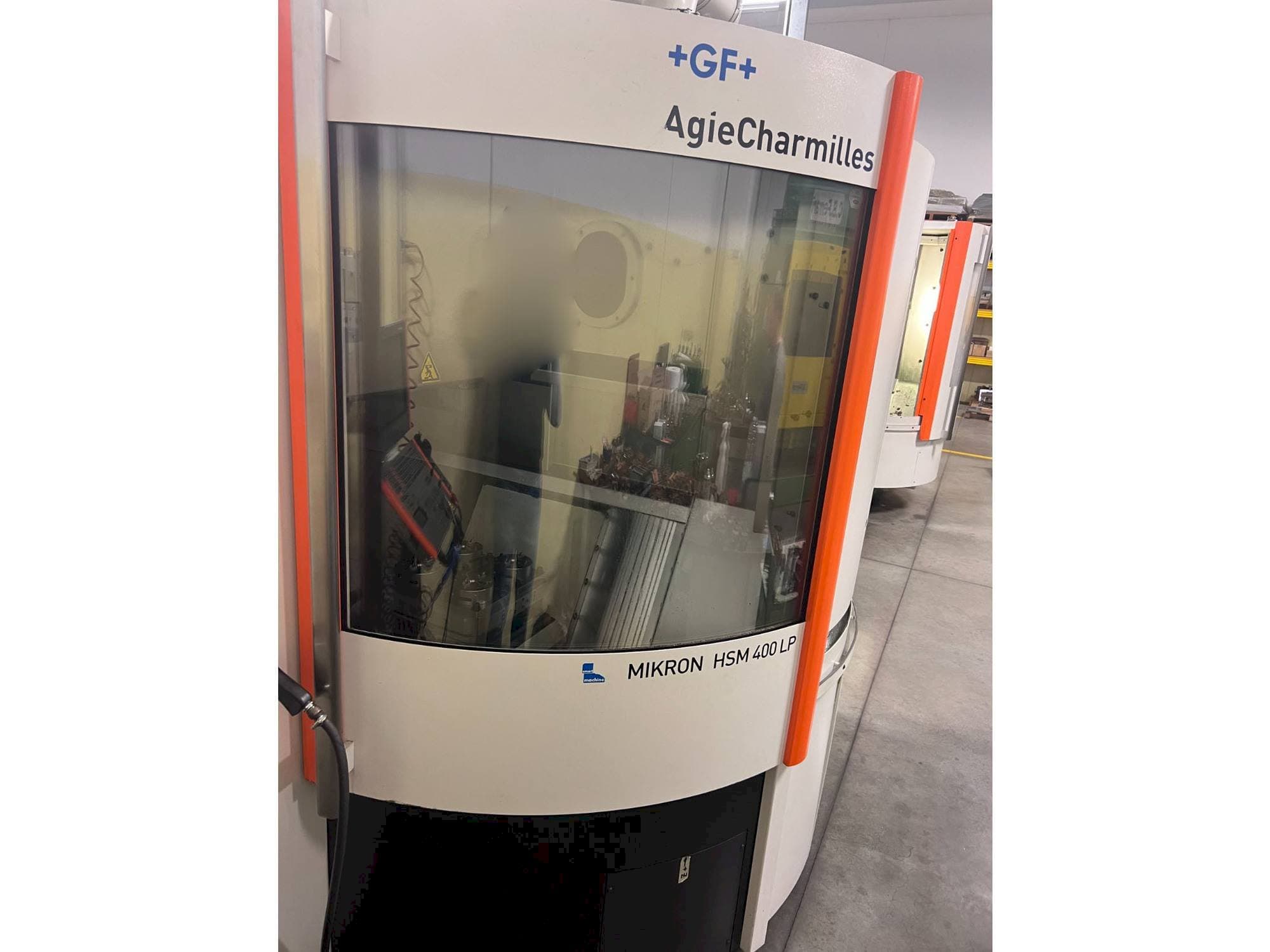 Čelní pohled na AgieCharmilles MIKRON HSM 400 LP stroj