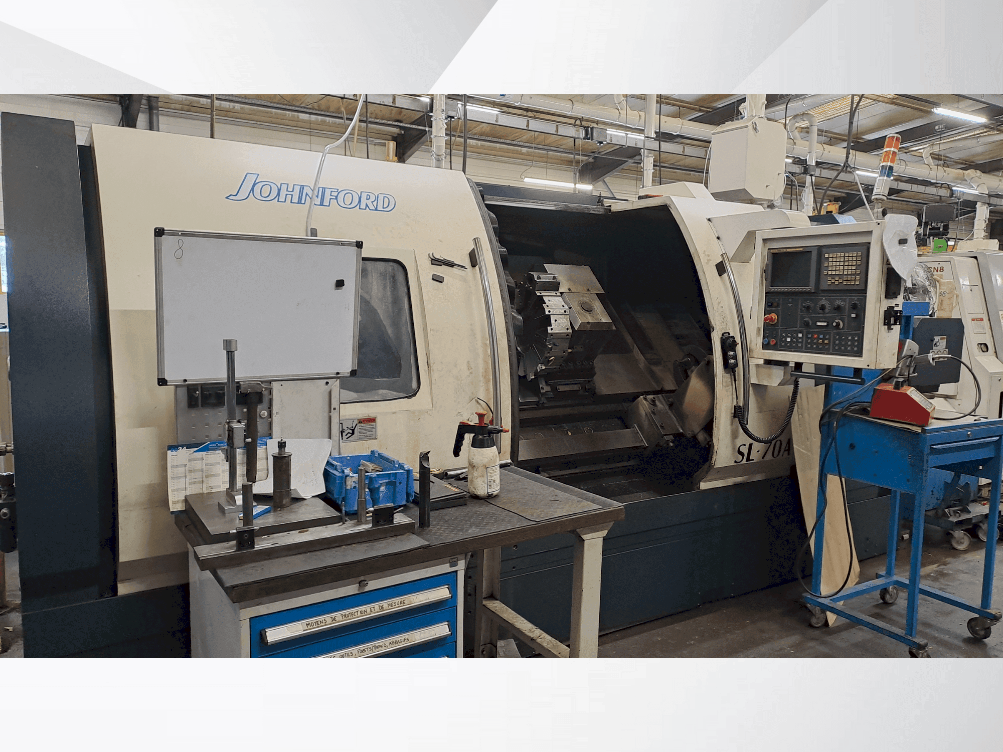 Čelní pohled na Johnford SL-70A stroj