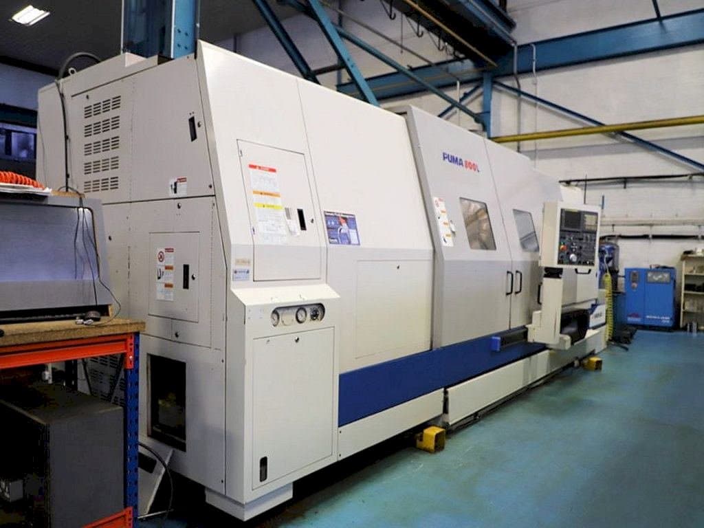 Čelní pohled na Doosan Puma 800L stroj
