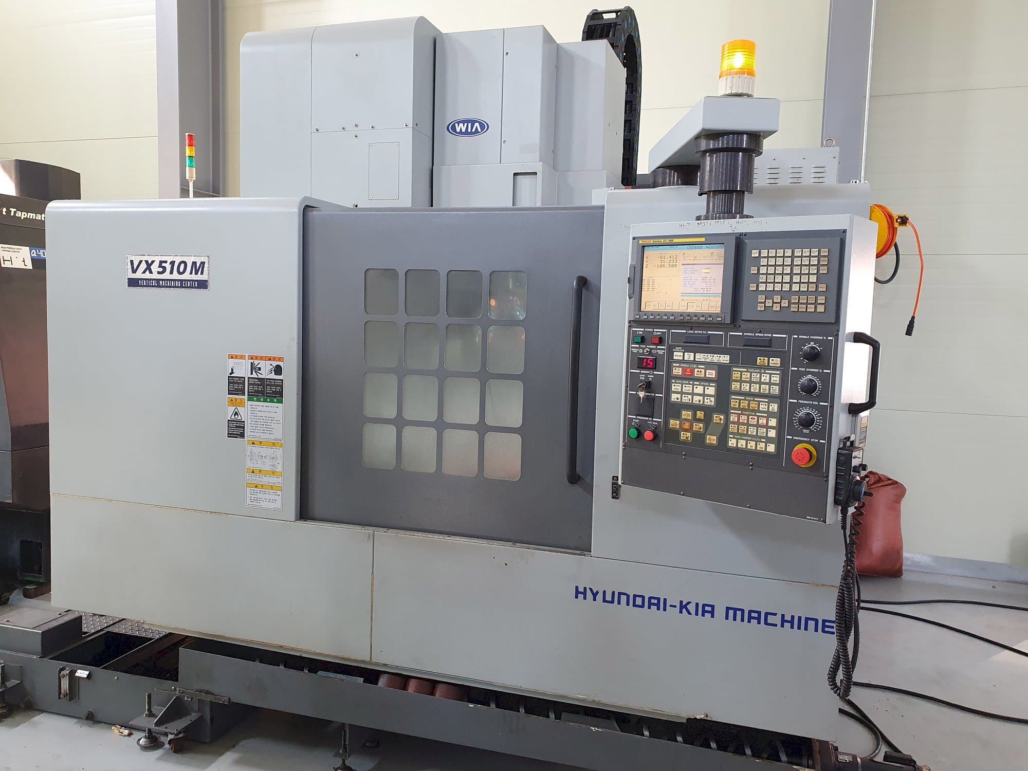 Čelní pohled na Hyundai Kia VX510M stroj