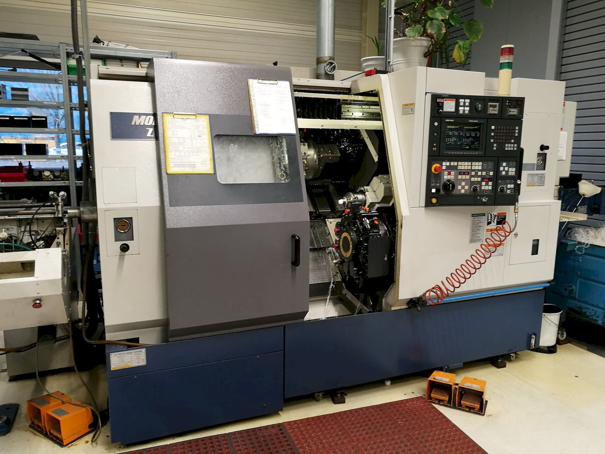 Čelní pohled na MORI SEIKI ZL 150 MSC stroj