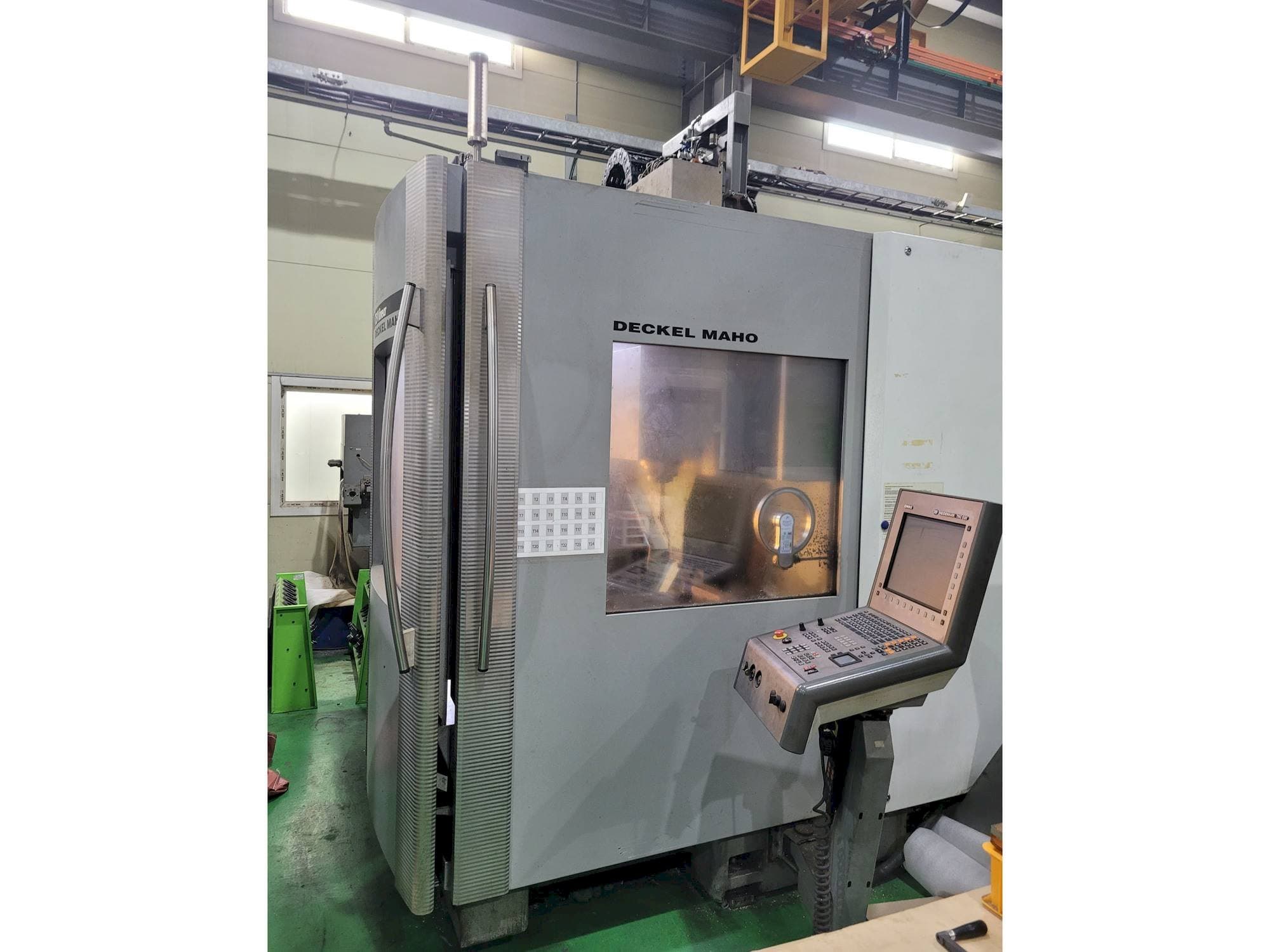 Čelní pohled na DECKEL MAHO DMC 75 Linear stroj