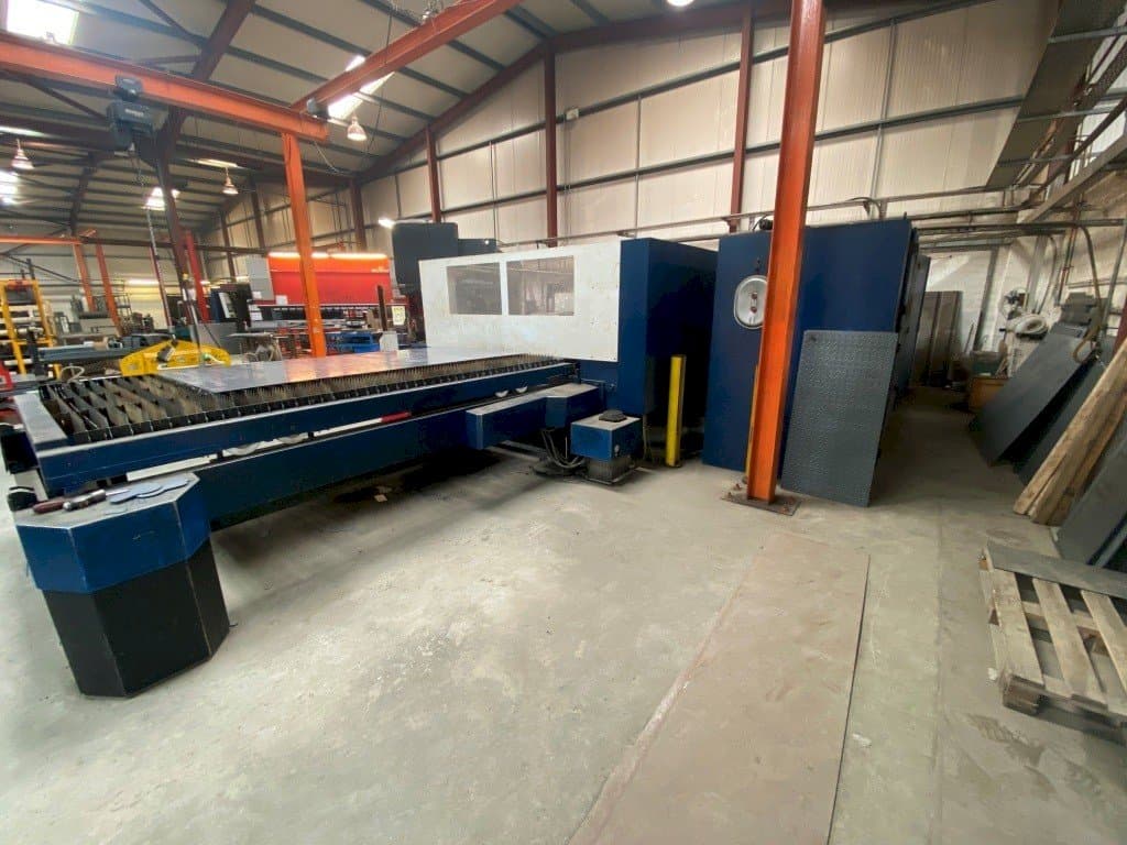 Čelní pohled na Trumpf TRUMATIC L3030 stroj