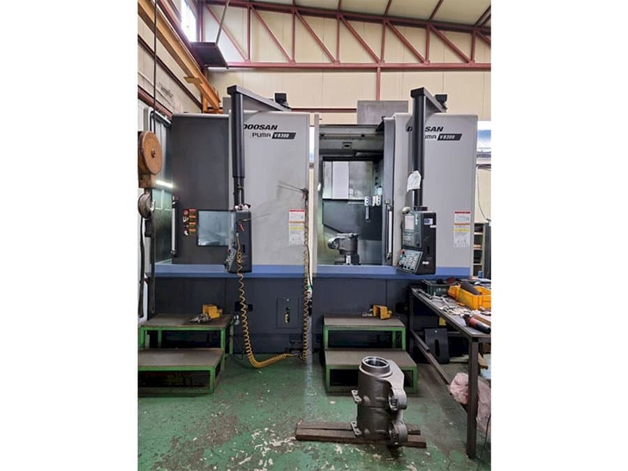 Čelní pohled na Doosan Puma V8300 stroj