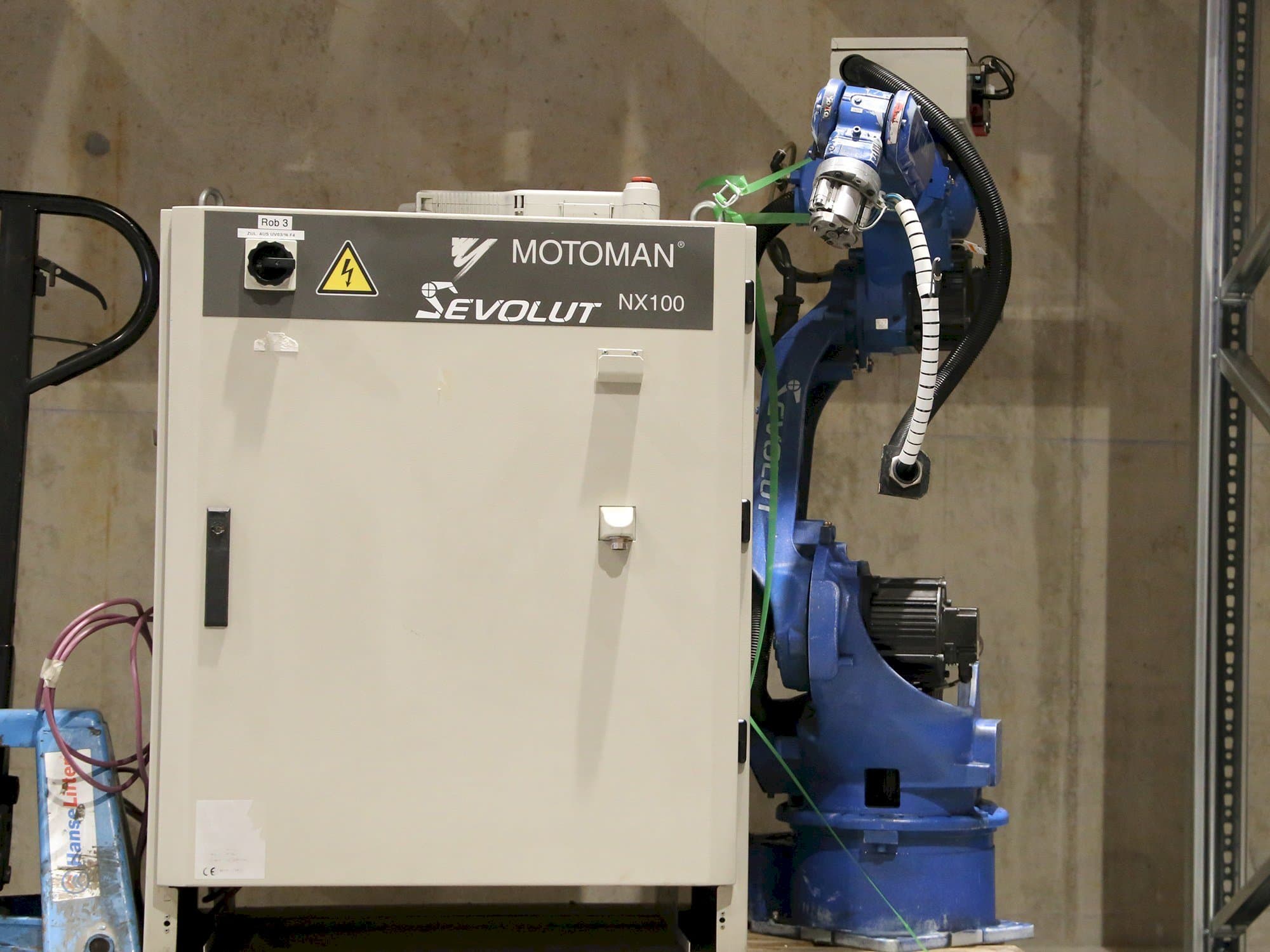 Čelní pohled  na Yaskawa Motoman HP6  stroj