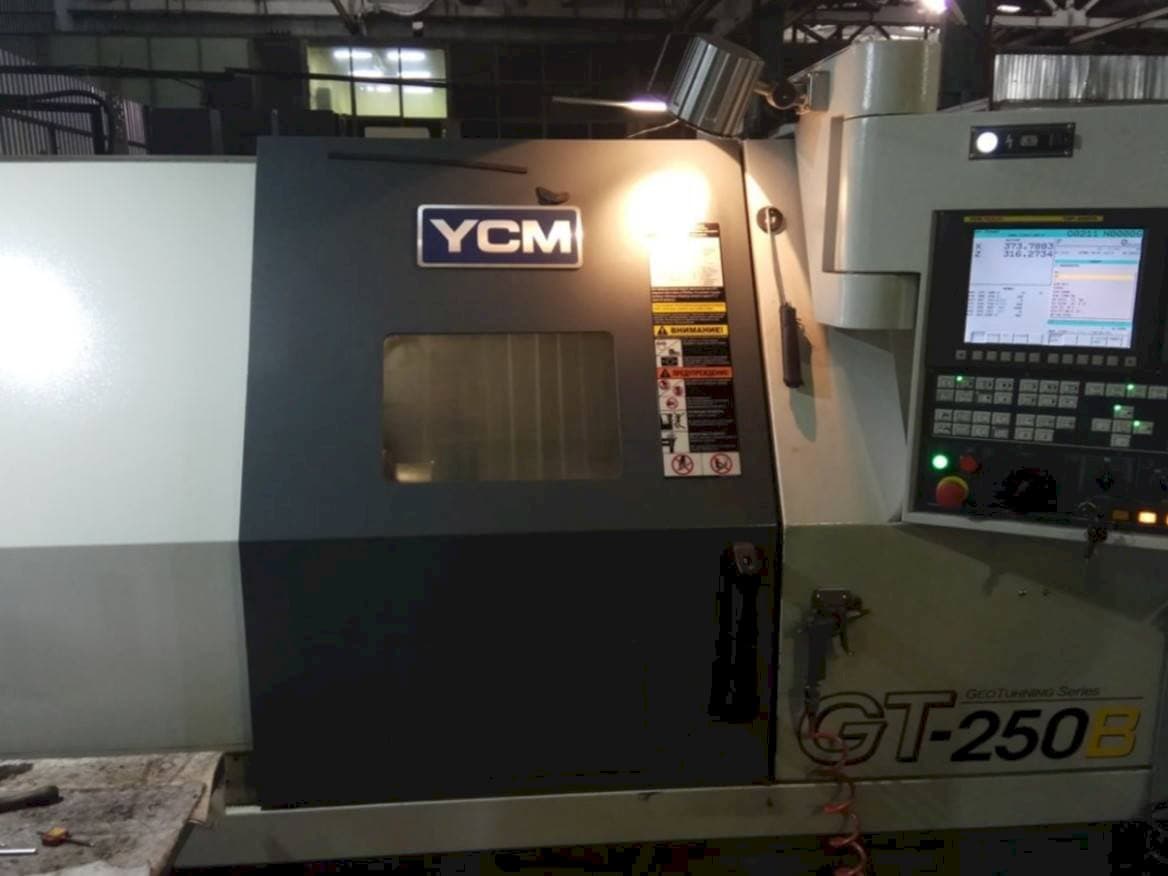 Čelní pohled na YCM GT250B stroj