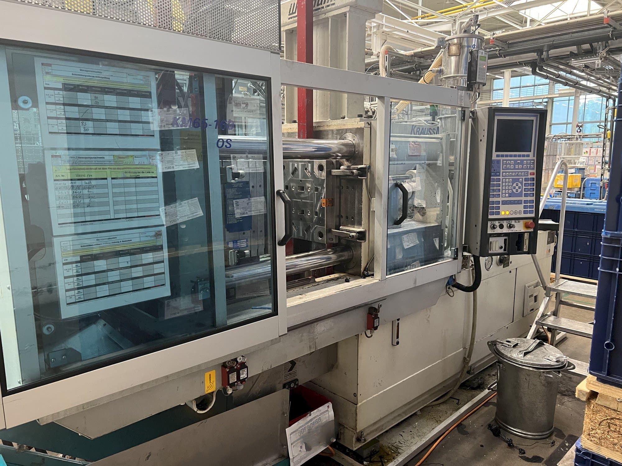 Čelní pohled na Krauss Maffei KM 65-160 C2 stroj
