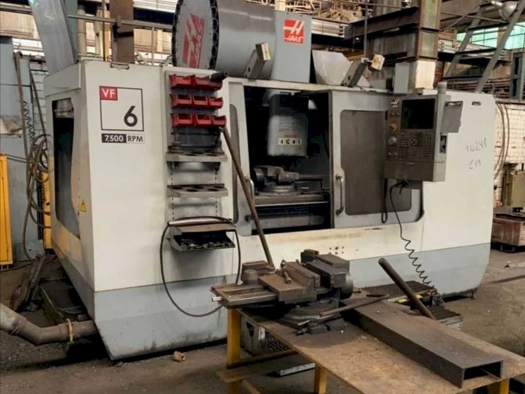 Čelní pohled na HAAS VF-6/50 stroj