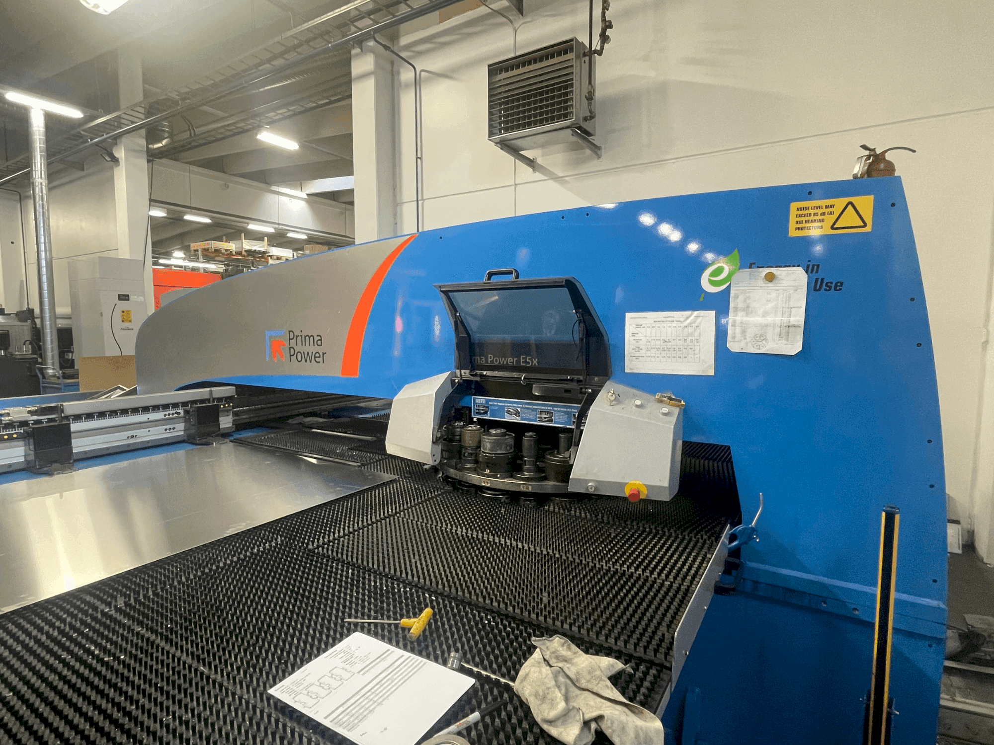 Čelní pohled na Prima Power E5X stroj