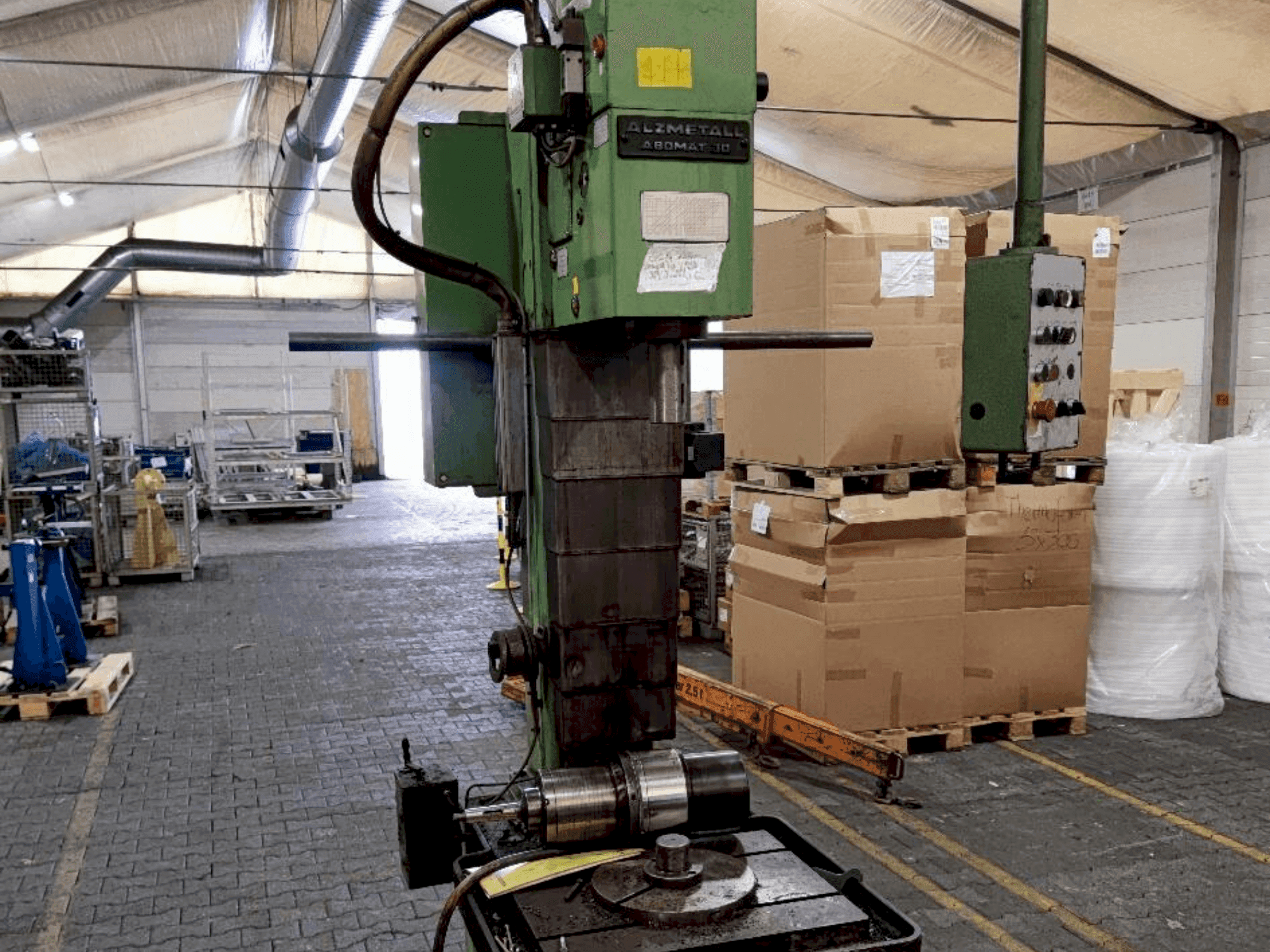 Čelní pohled na Alzmetall Abomat 30 stroj