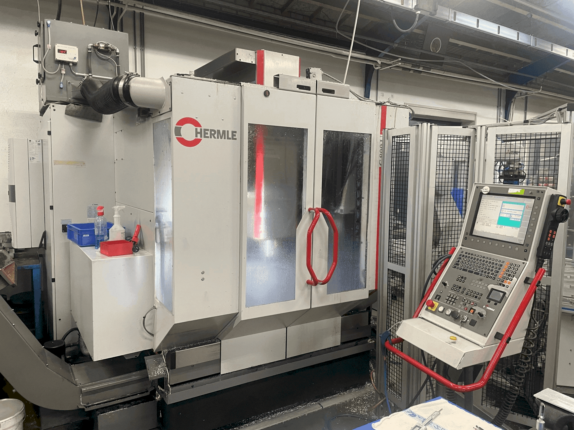 Čelní pohled na HERMLE C 800 U stroj