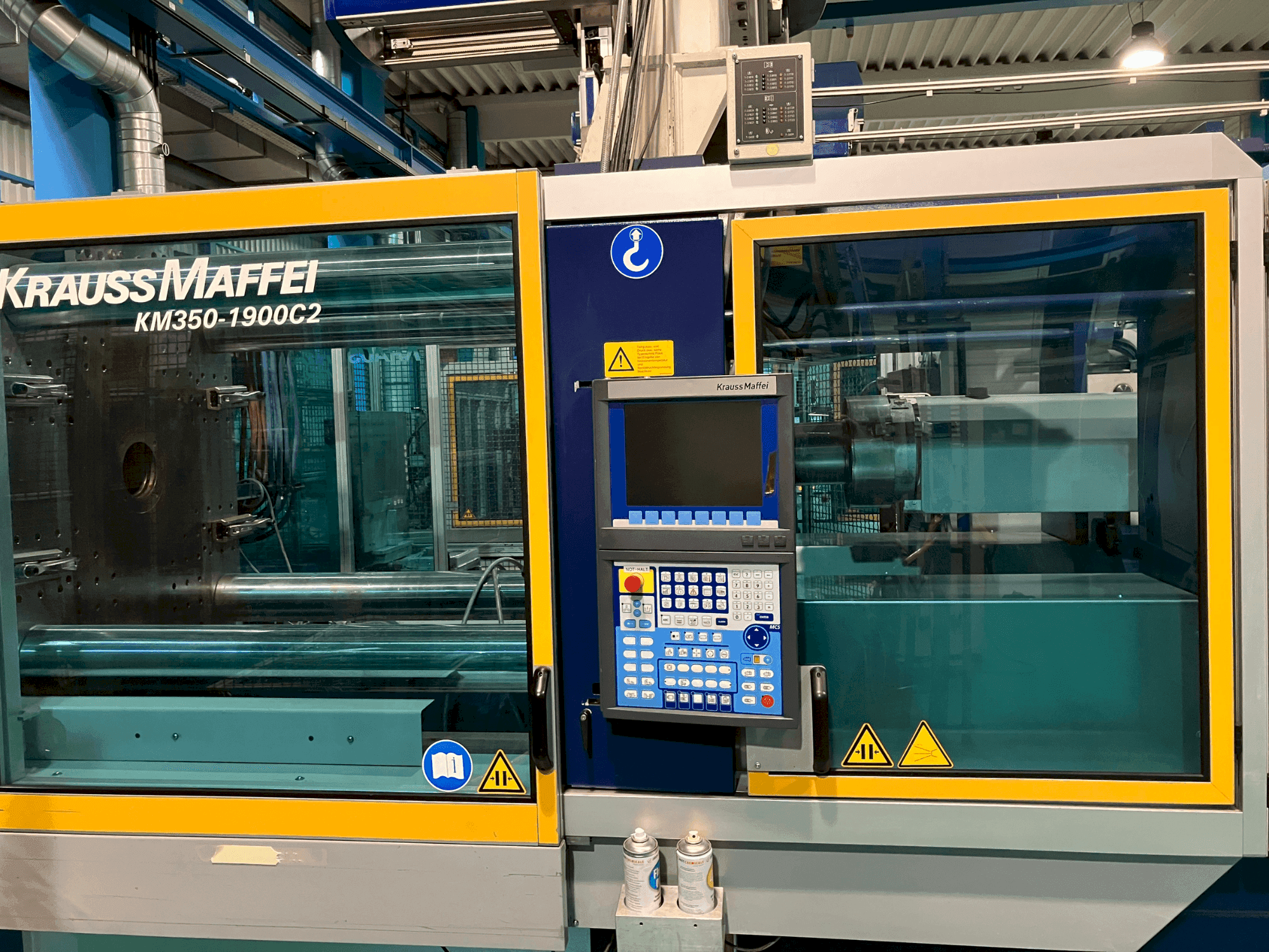 Čelní pohled  na Krauss Maffei KM350  stroj
