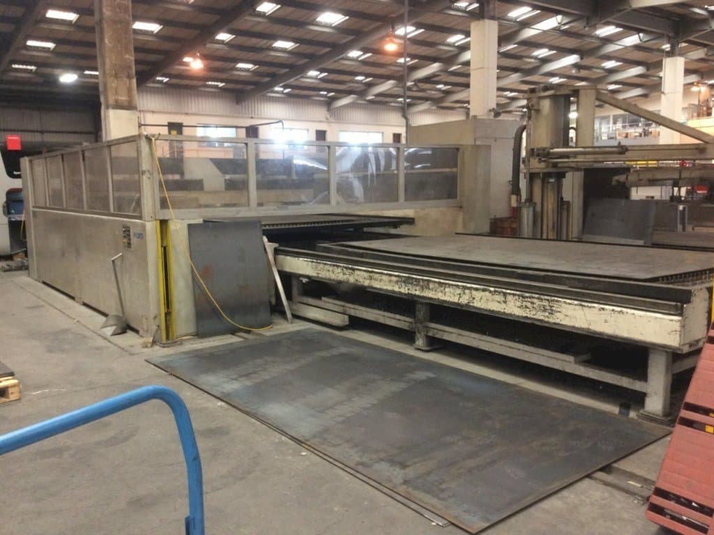 Čelní pohled na LVD Implus 4030 stroj