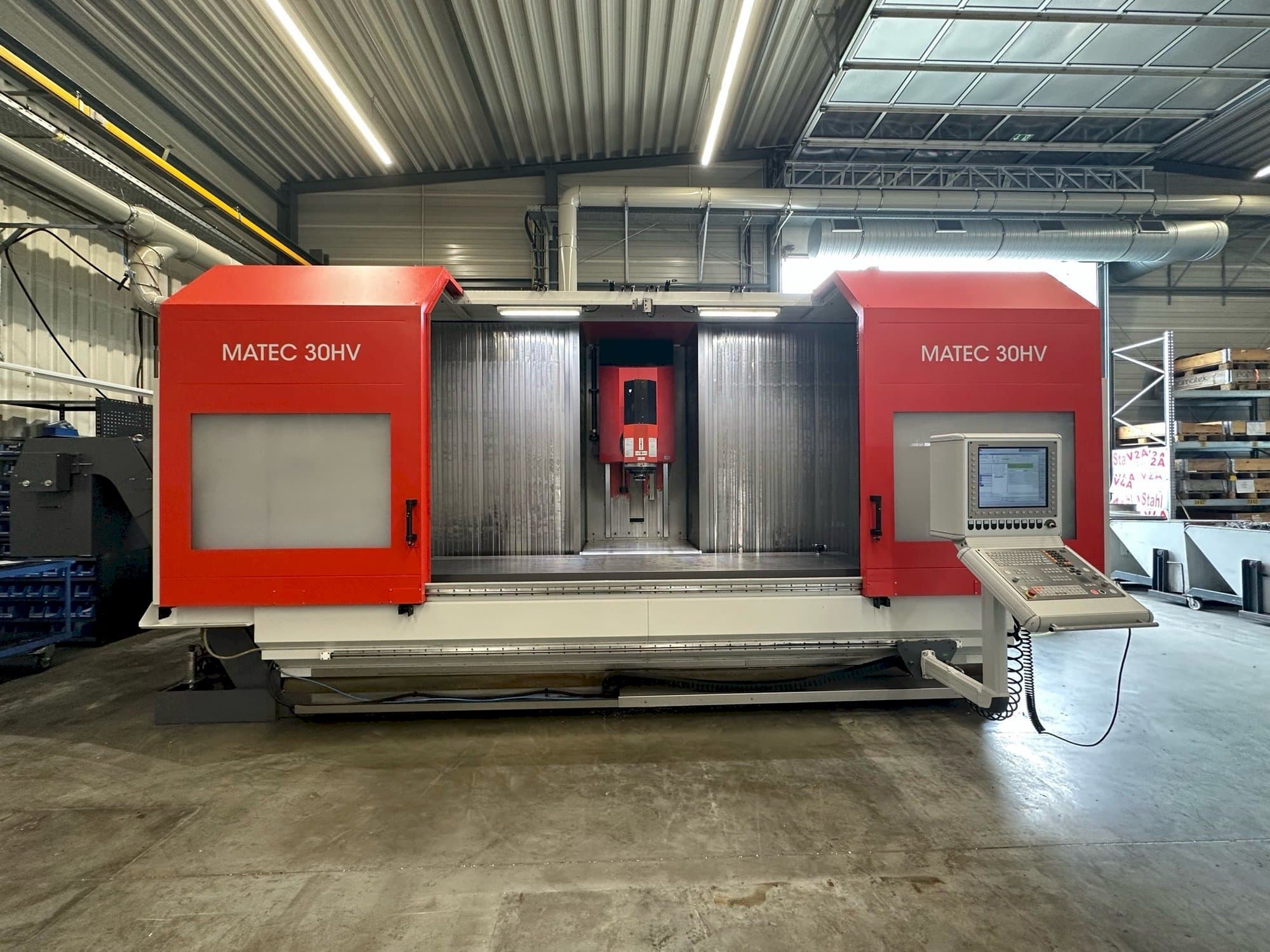 Čelní pohled  na Matec 30HV  stroj