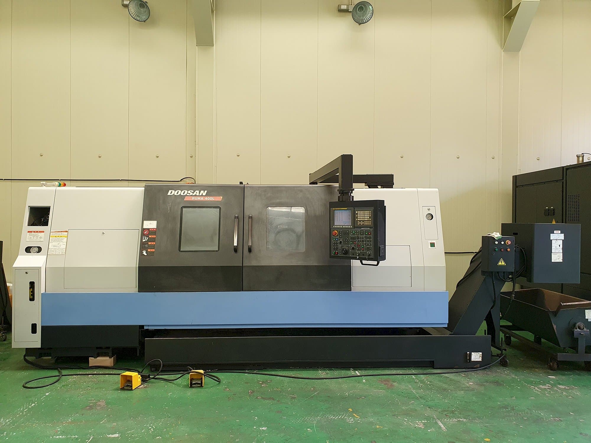 Čelní pohled na Doosan PUMA 400LB stroj