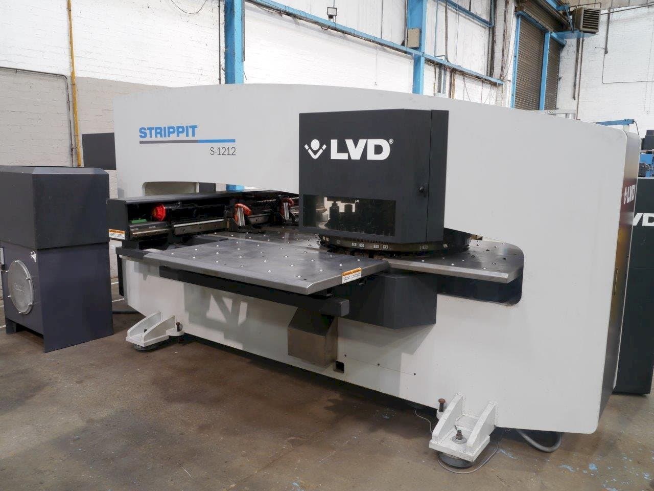 Čelní pohled  na LVD STRIPPIT S 1212  stroj