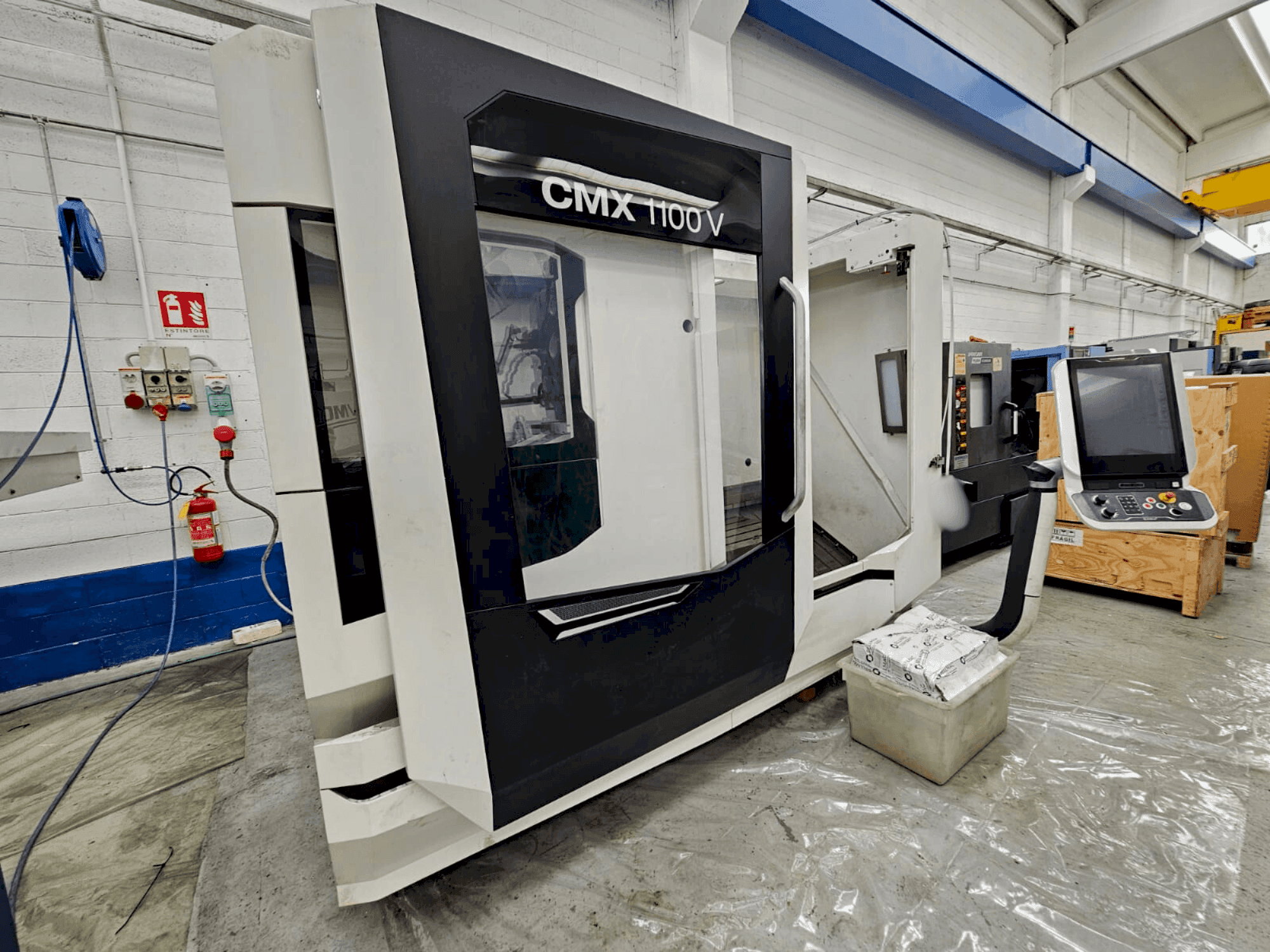Čelní pohled na DMG MORI CMX 1100V stroj