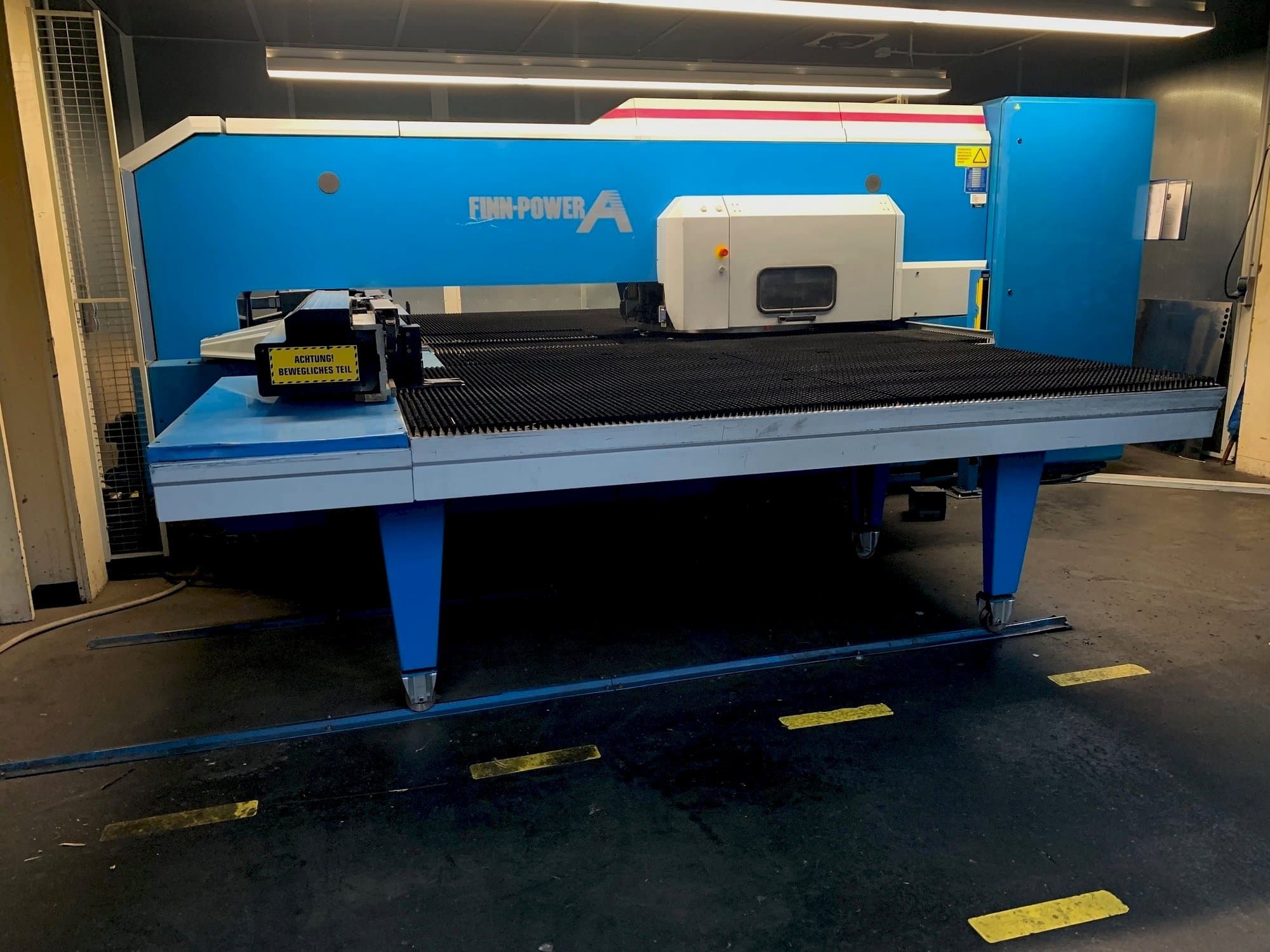 Čelní pohled na Finn-Power A5 SV stroj