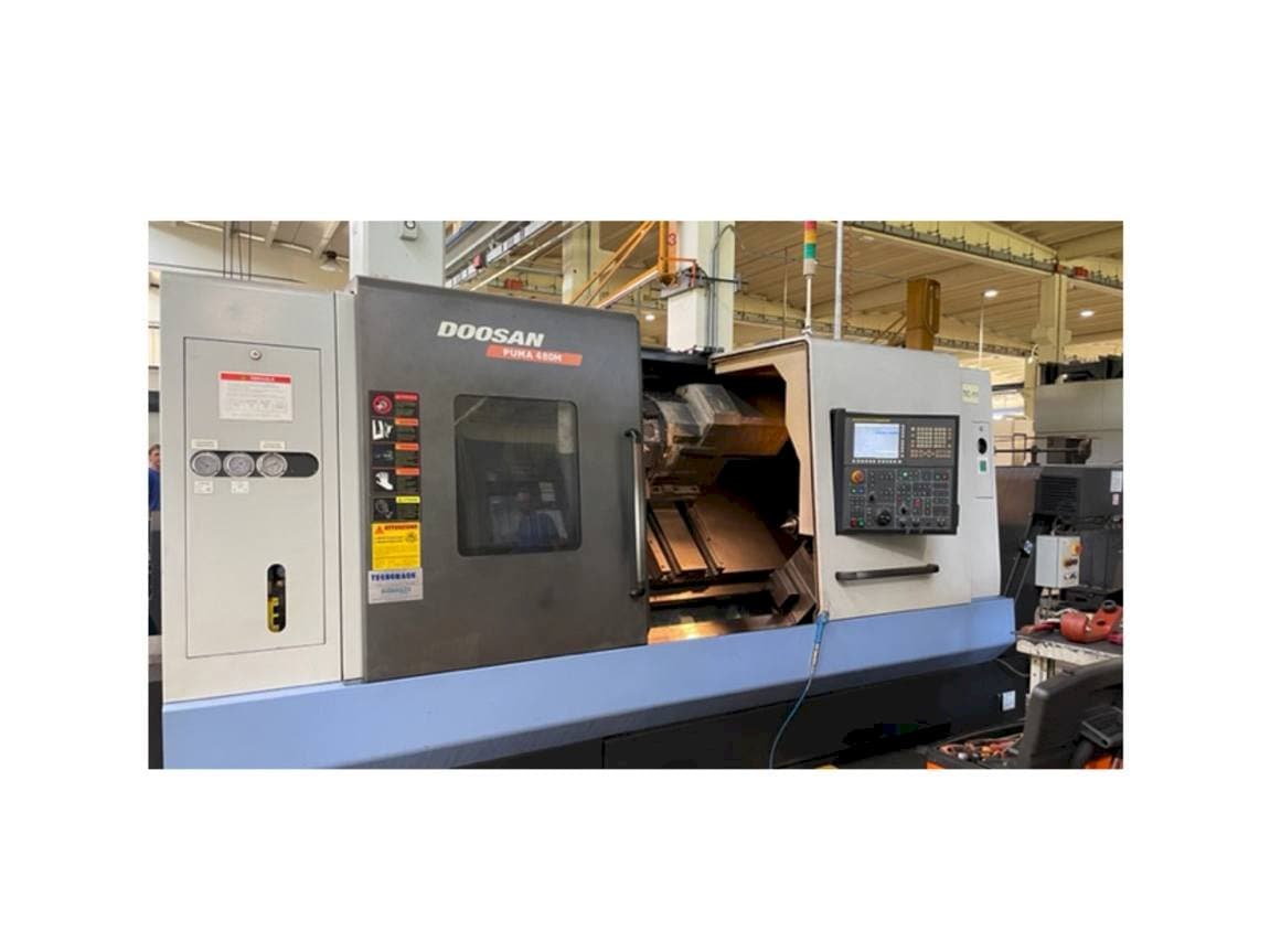 Čelní pohled na Doosan PUMA 480 MB stroj