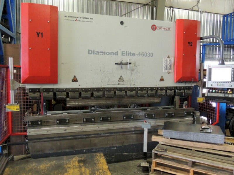 Čelní pohled na Mitsubishi Dener Diamond Elite 16030 stroj