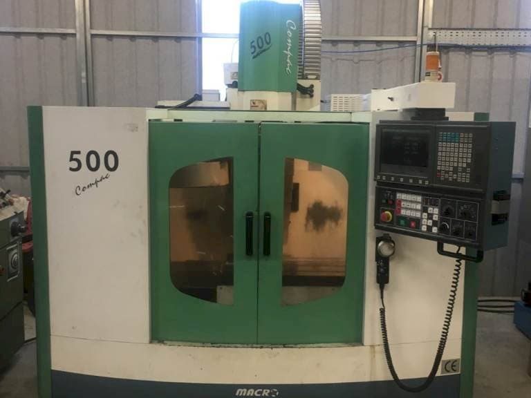 Čelní pohled na Macro Micro Tech Compac 500 stroj