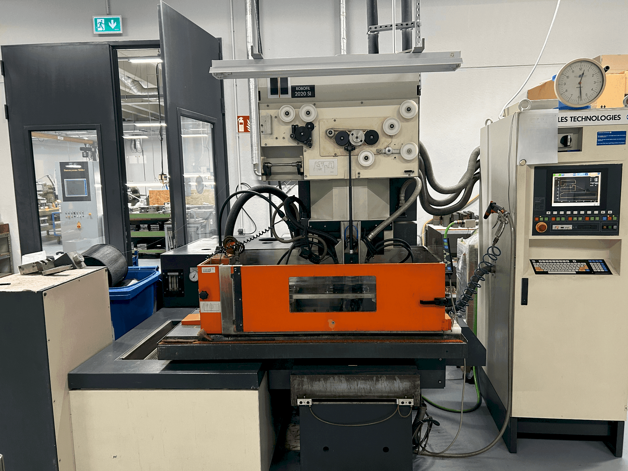 Čelní pohled na CHARMILLES ROBOFIL 2020 SI stroj