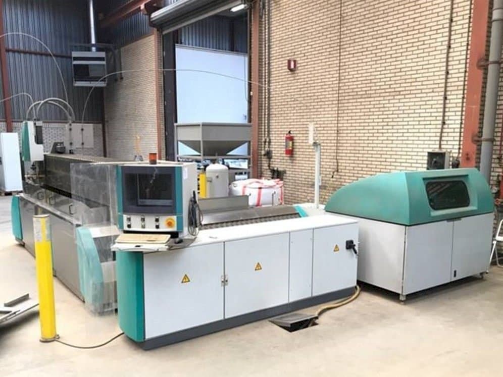 Čelní pohled na Flow WMC 3020 stroj